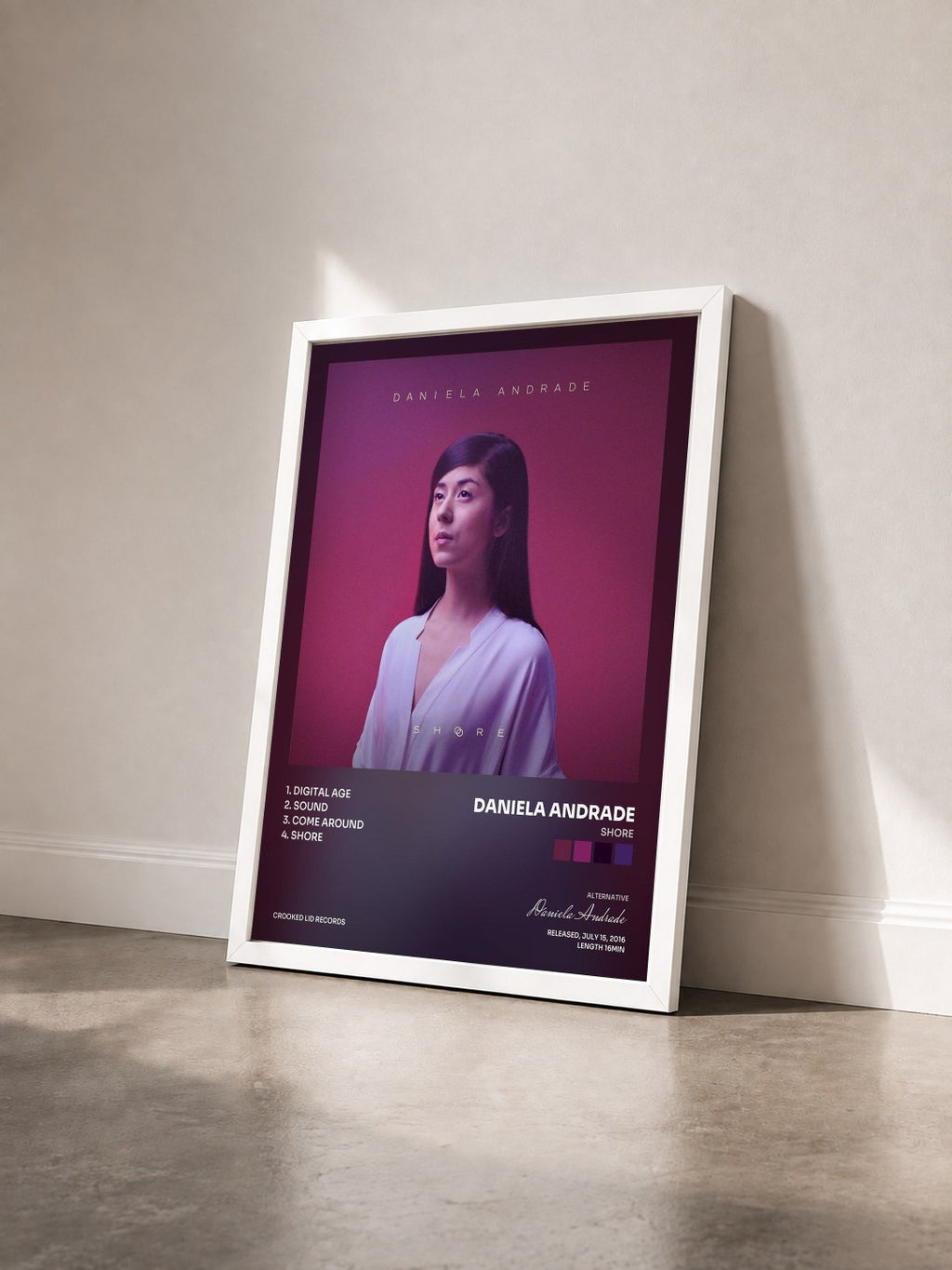 #blanc Tableau de l'album Shore de Daniela Andrade vu de trois quarts, cadre blanc