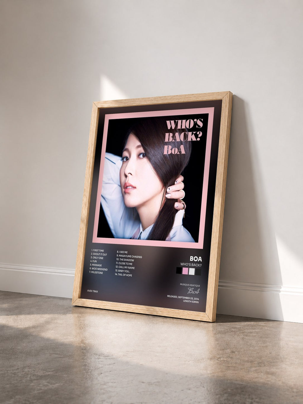 #bois Tableau de l'album WHO'S BACK? de BoA vu de trois quarts, cadre en bois brut