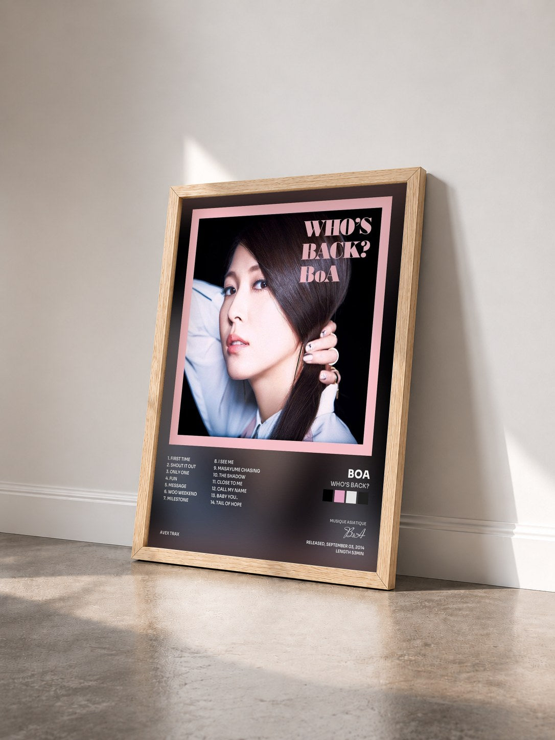 #bois Tableau de l'album WHO'S BACK? de BoA vu de trois quarts, cadre en bois brut