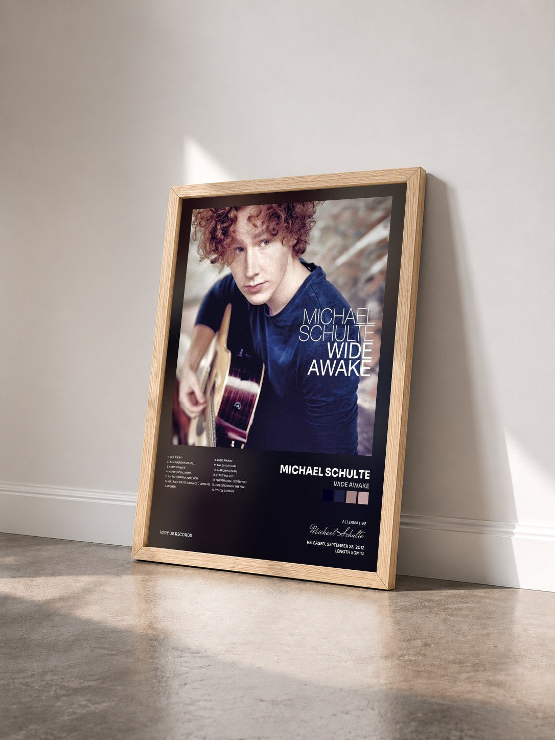 #bois Tableau de l'album Wide Awake de Michael Schulte vu de trois quarts, cadre en bois brut