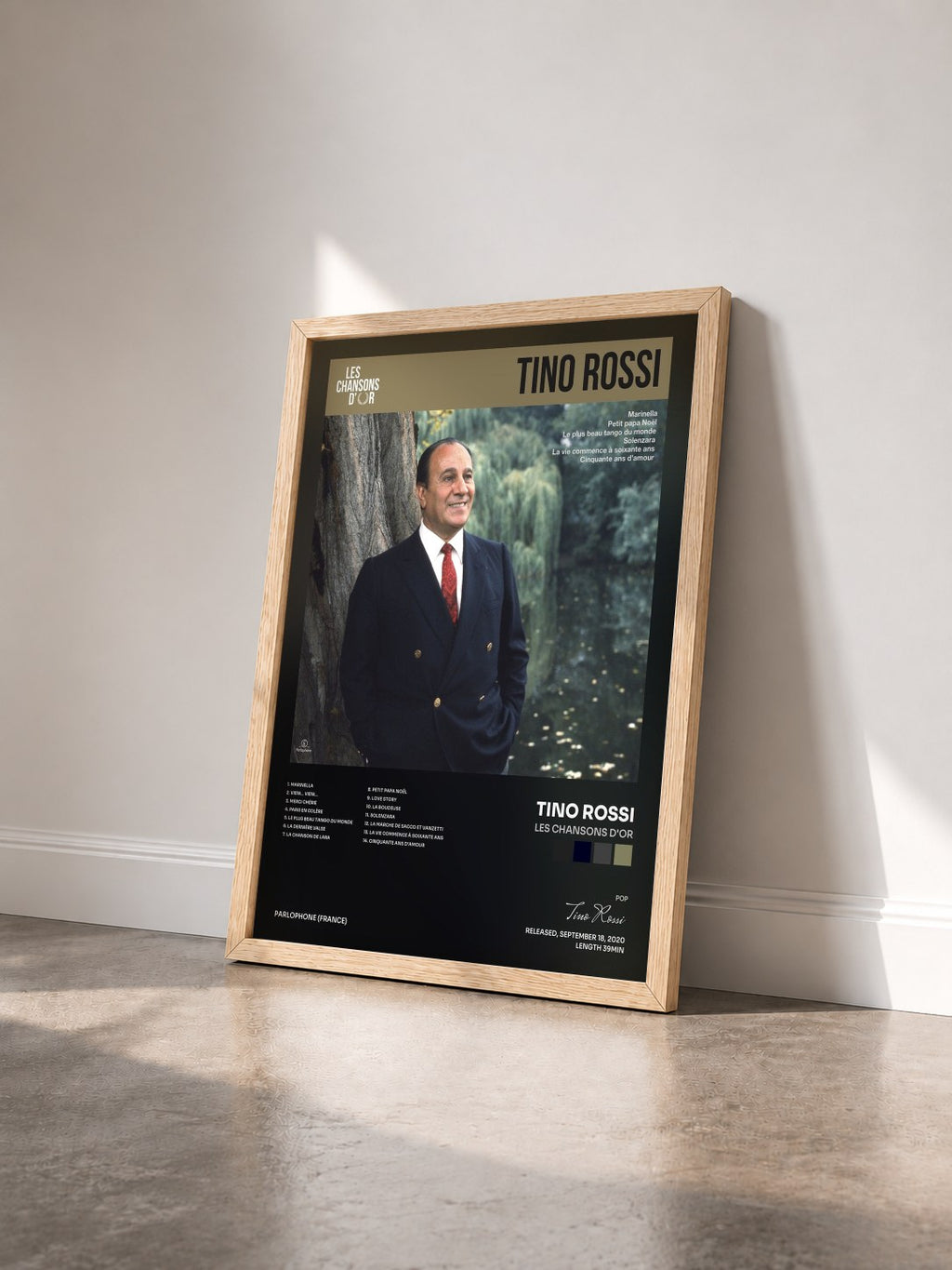 #bois Tableau de l'album Les chansons d'or de Tino Rossi vu de trois quarts, cadre en bois brut