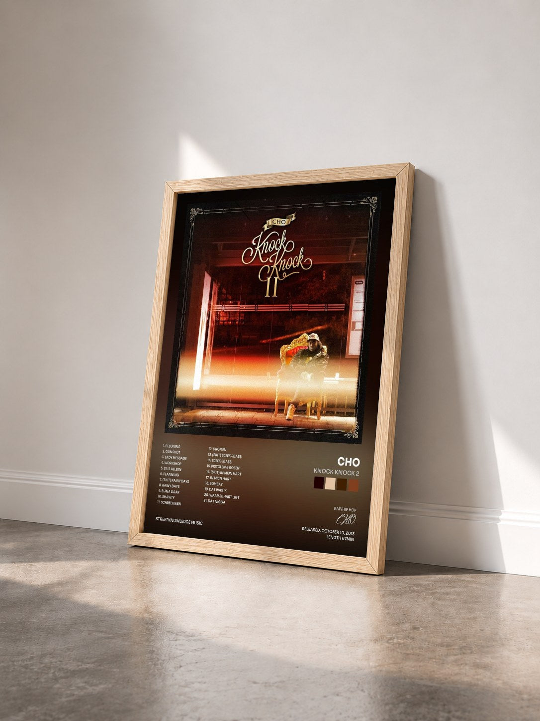 #bois Tableau de l'album Knock Knock 2 de CHO vu de trois quarts, cadre en bois brut