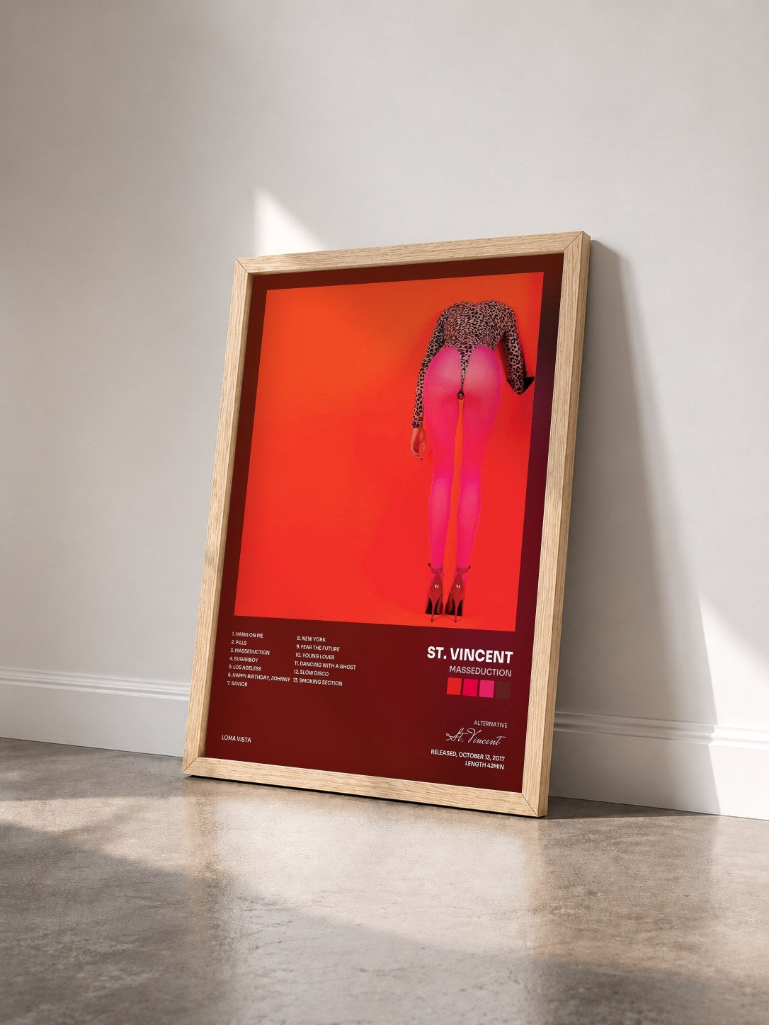 #bois Tableau de l'album MASSEDUCTION de St. Vincent vu de trois quarts, cadre en bois brut