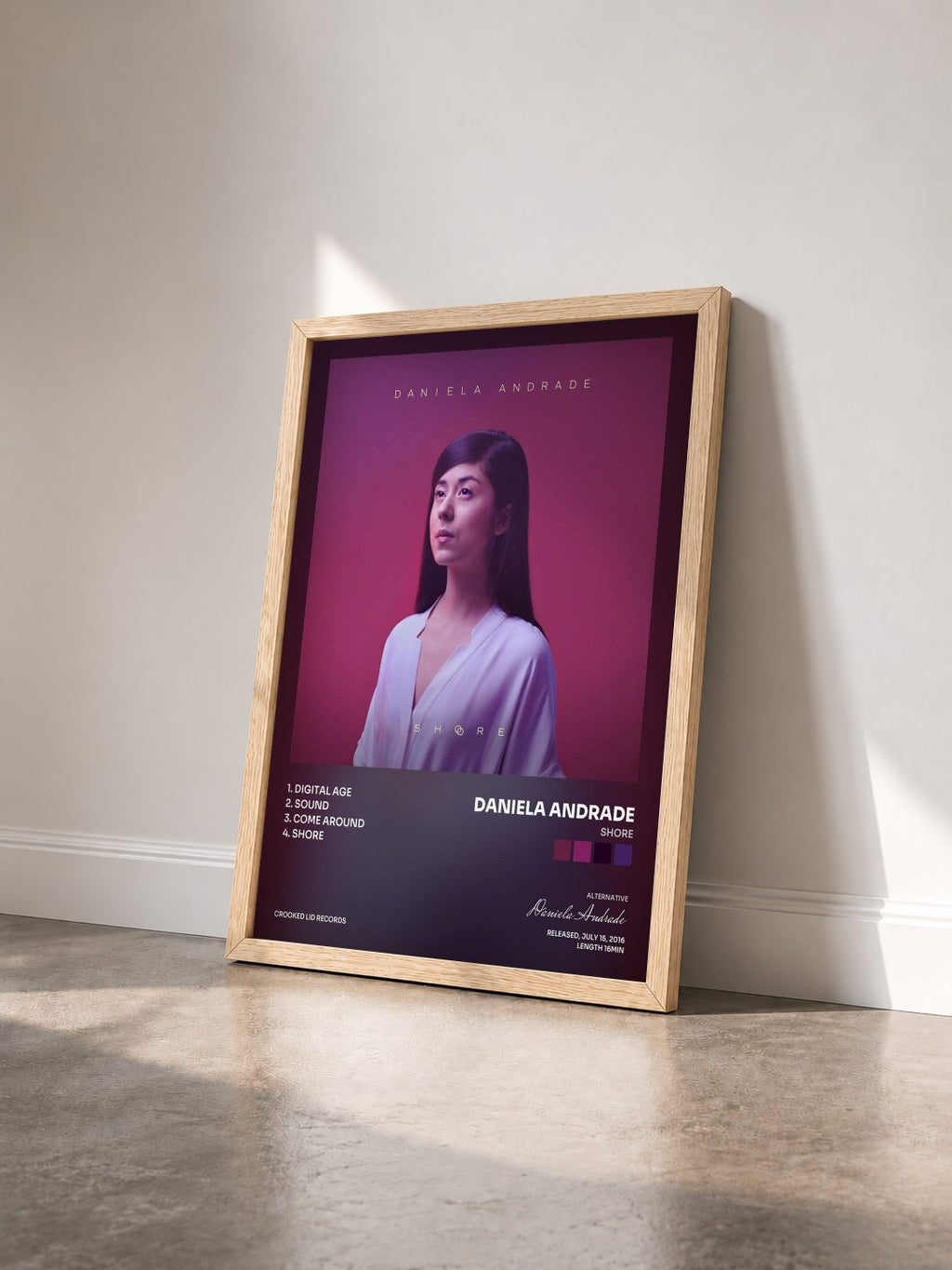 #bois Tableau de l'album Shore de Daniela Andrade vu de trois quarts, cadre en bois brut