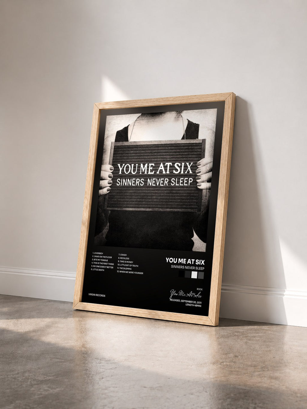 #bois Tableau de l'album Sinners Never Sleep de You Me At Six vu de trois quarts, cadre en bois brut