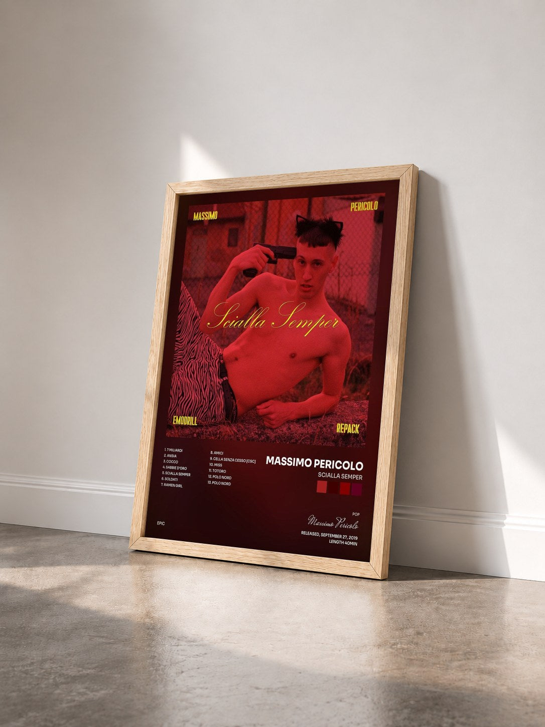 #bois Tableau de l'album Scialla Semper de Massimo Pericolo vu de trois quarts, cadre en bois brut