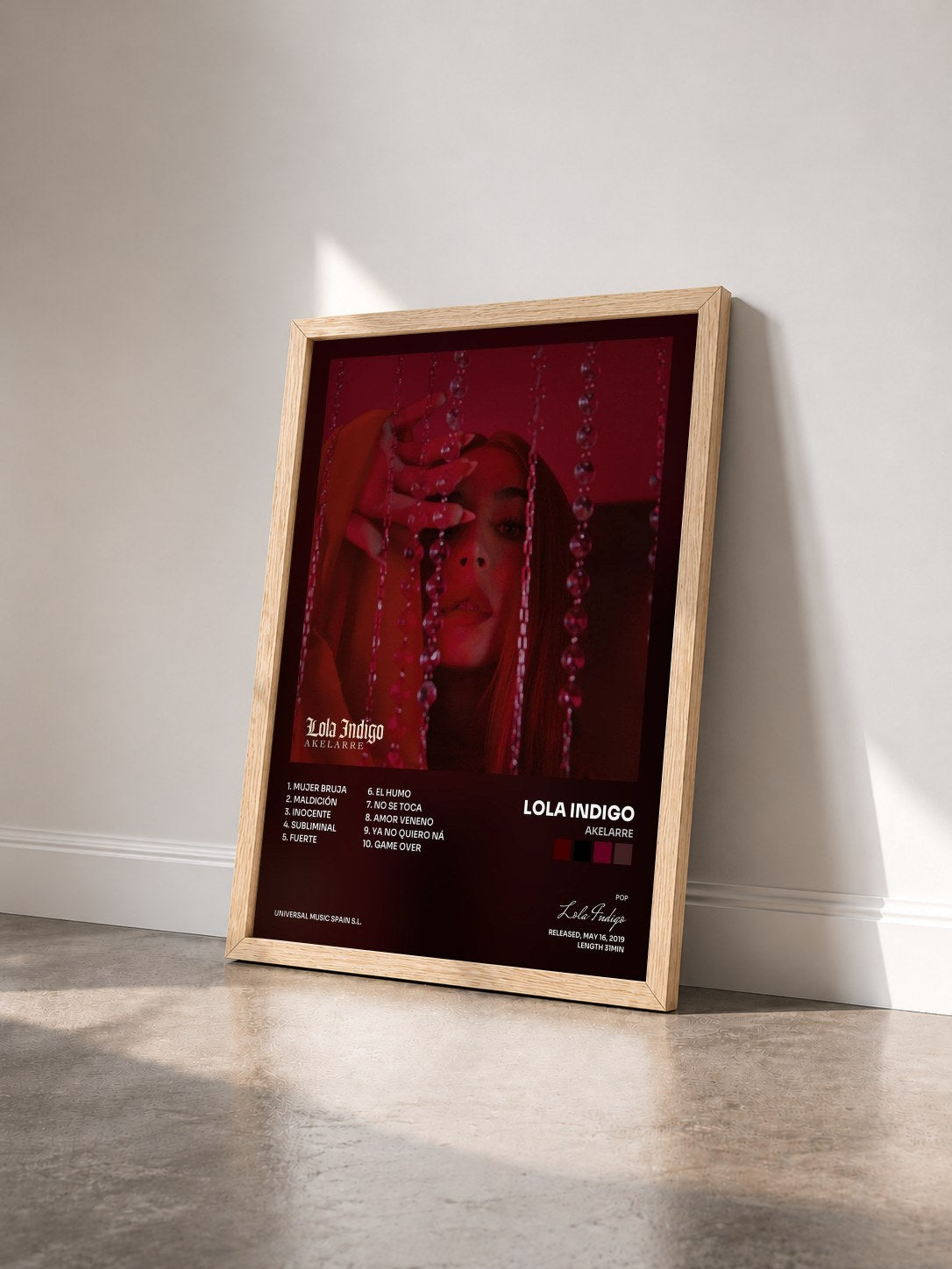 #bois Tableau de l'album Akelarre de Lola Indigo vu de trois quarts, cadre en bois brut