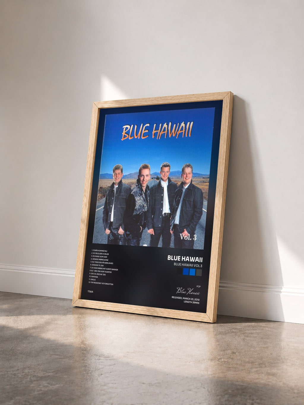 #bois Tableau de l'album Blue Hawaii Vol 3 de Blue Hawaii vu de trois quarts, cadre en bois brut