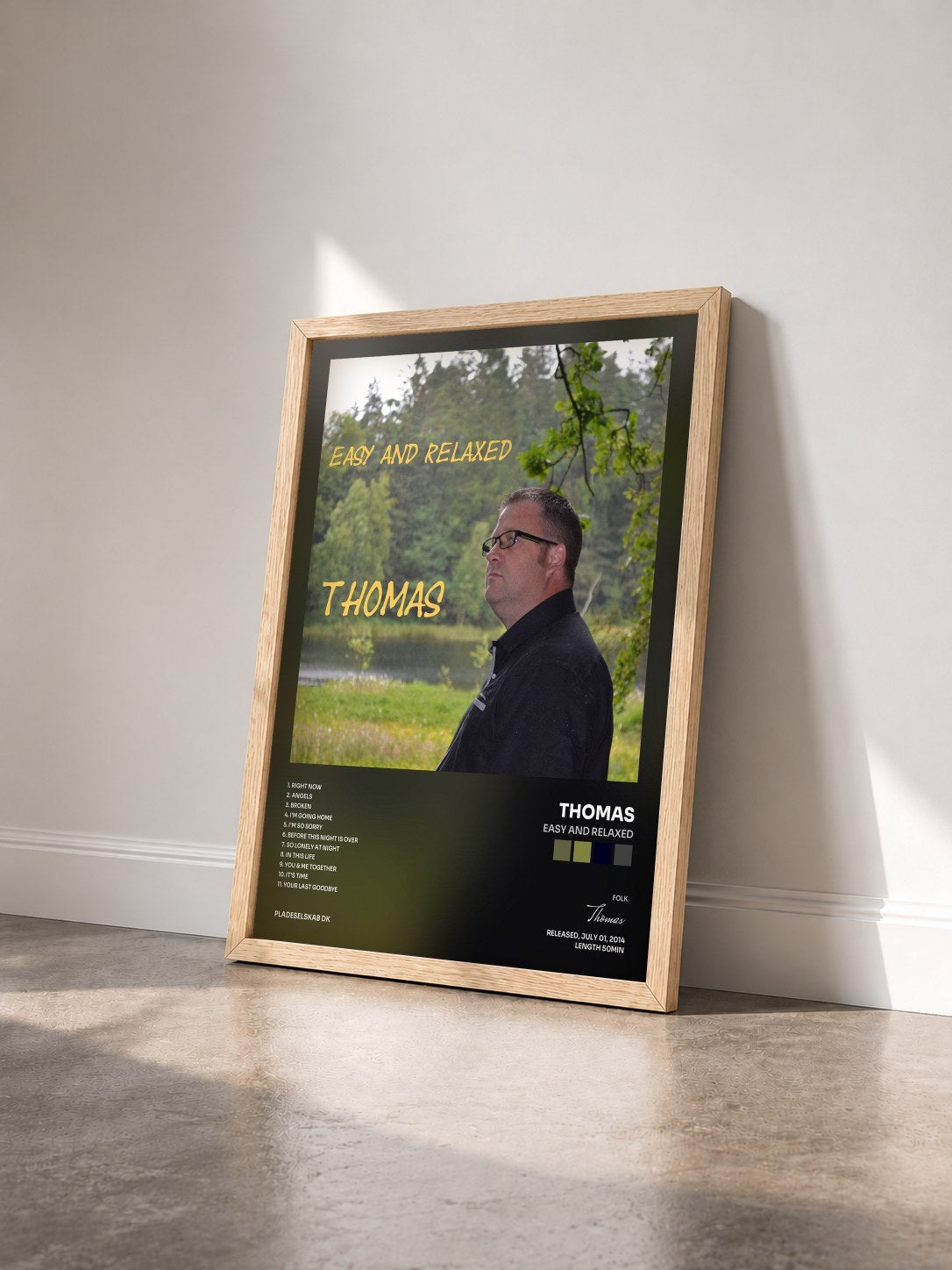 #bois Tableau de l'album Easy and Relaxed de Thomas vu de trois quarts, cadre en bois brut