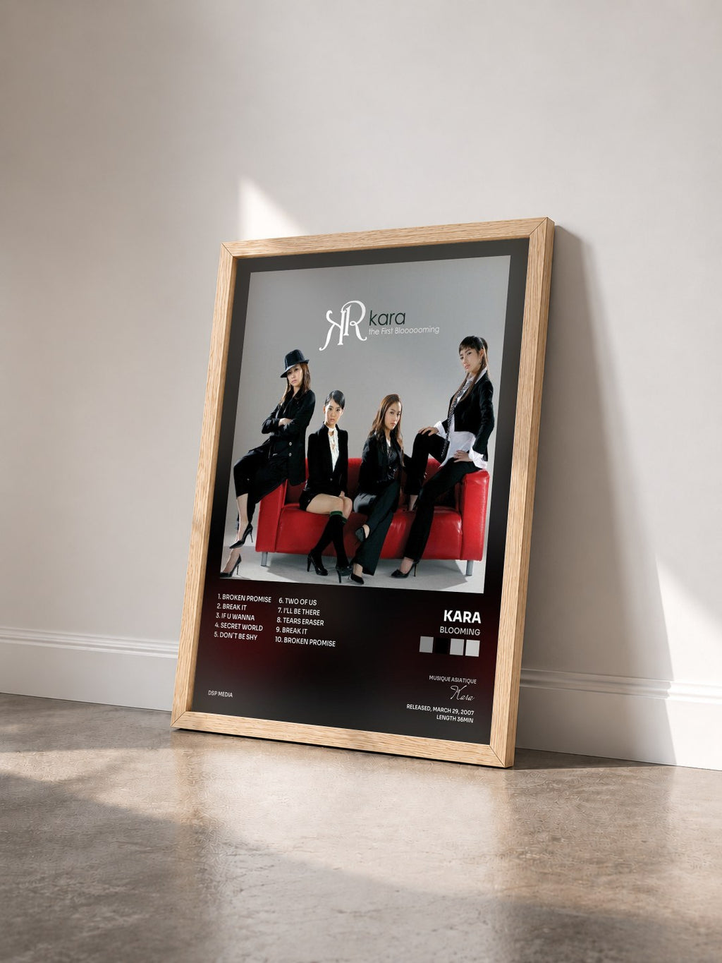 #bois Tableau de l'album Blooming de Kara vu de trois quarts, cadre en bois brut
