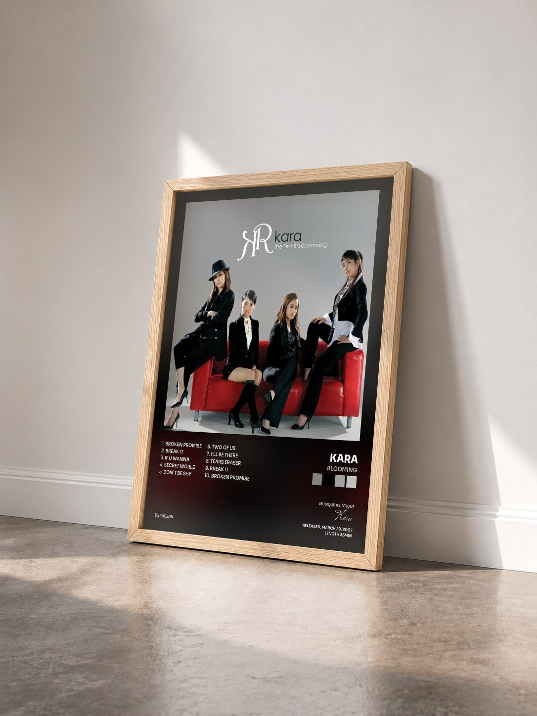 #bois Tableau de l'album Blooming de Kara vu de trois quarts, cadre en bois brut