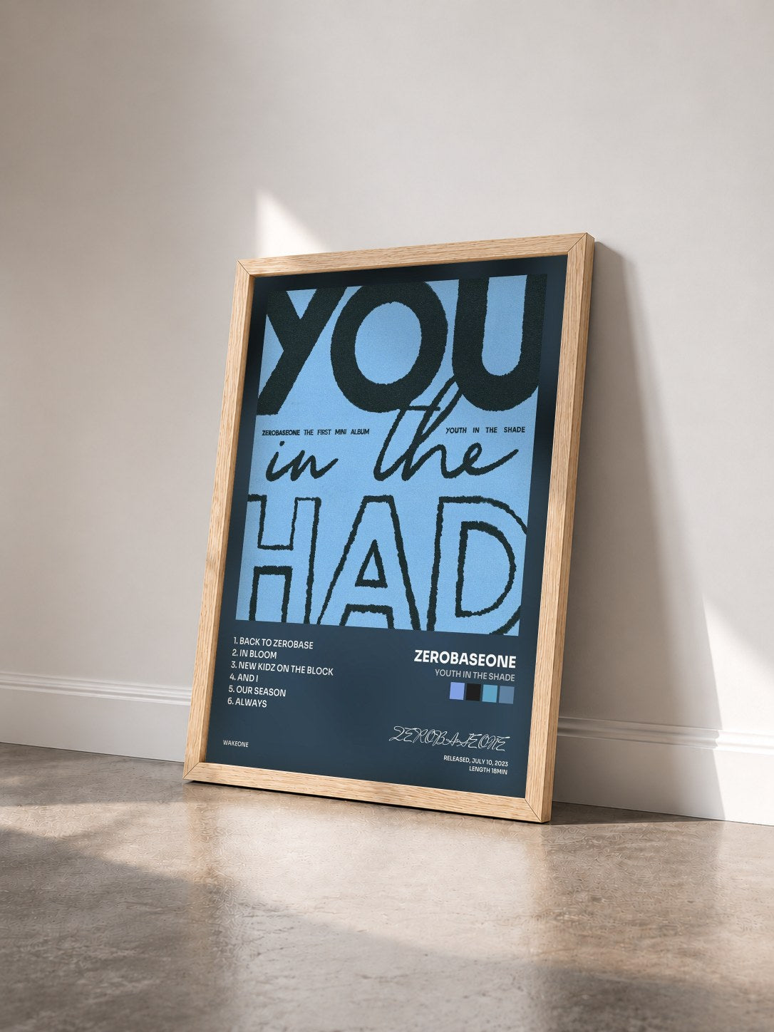 #bois Tableau de l'album YOUTH IN THE SHADE de ZEROBASEONE vu de trois quarts, cadre en bois brut
