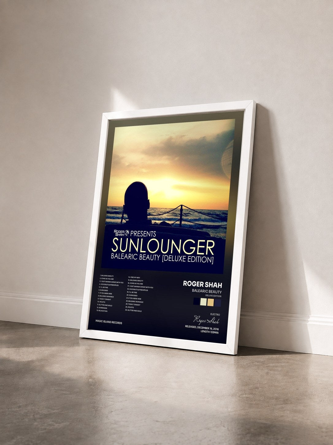 #blanc Tableau de l'album Balearic Beauty (Deluxe Edition) de Roger Shah vu de trois quarts, cadre blanc