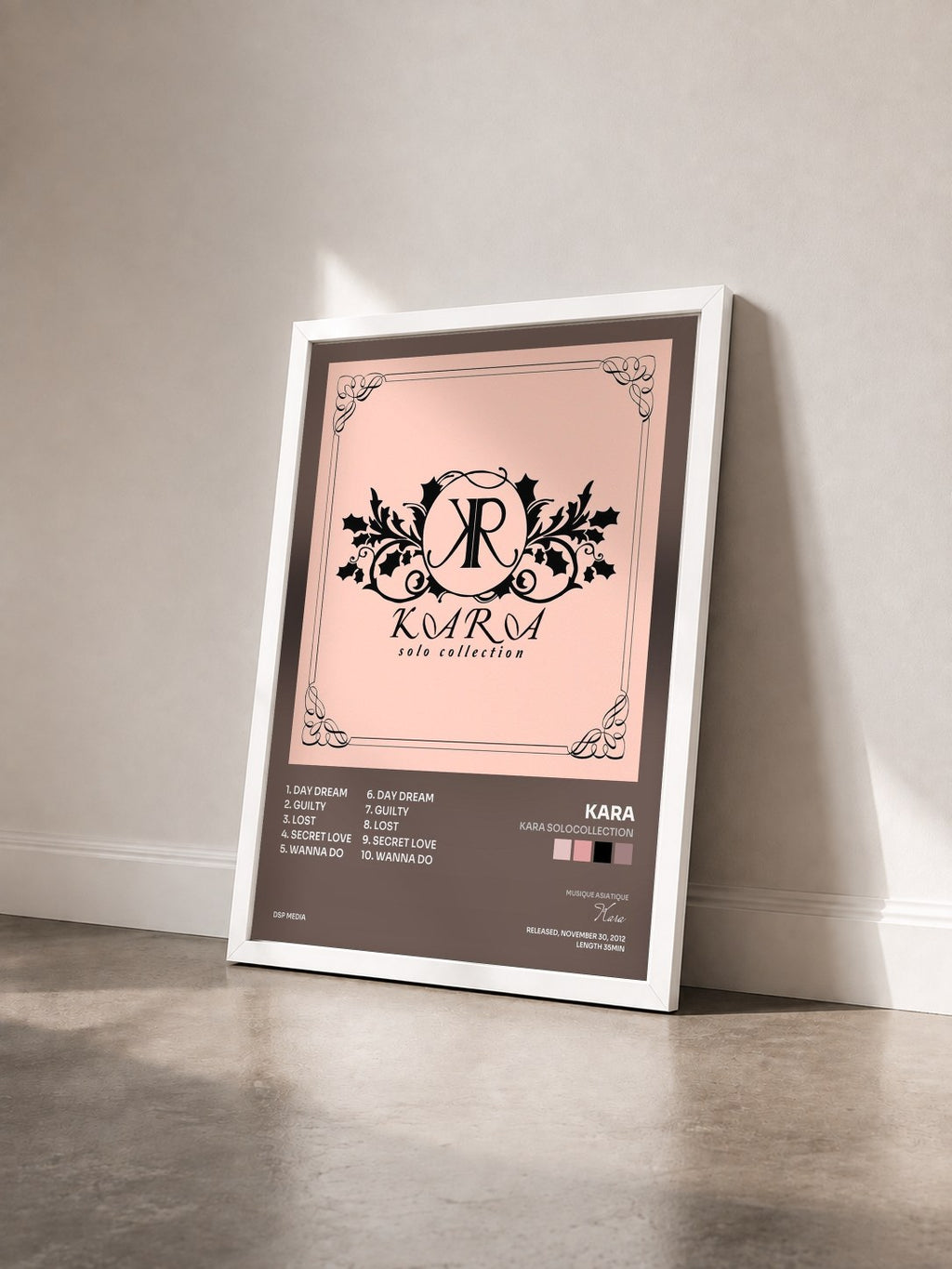 #blanc Tableau de l'album KARA SoloCollection de Kara vu de trois quarts, cadre blanc