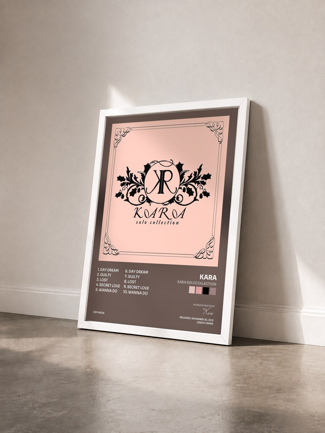 #blanc Tableau de l'album KARA SoloCollection de Kara vu de trois quarts, cadre blanc