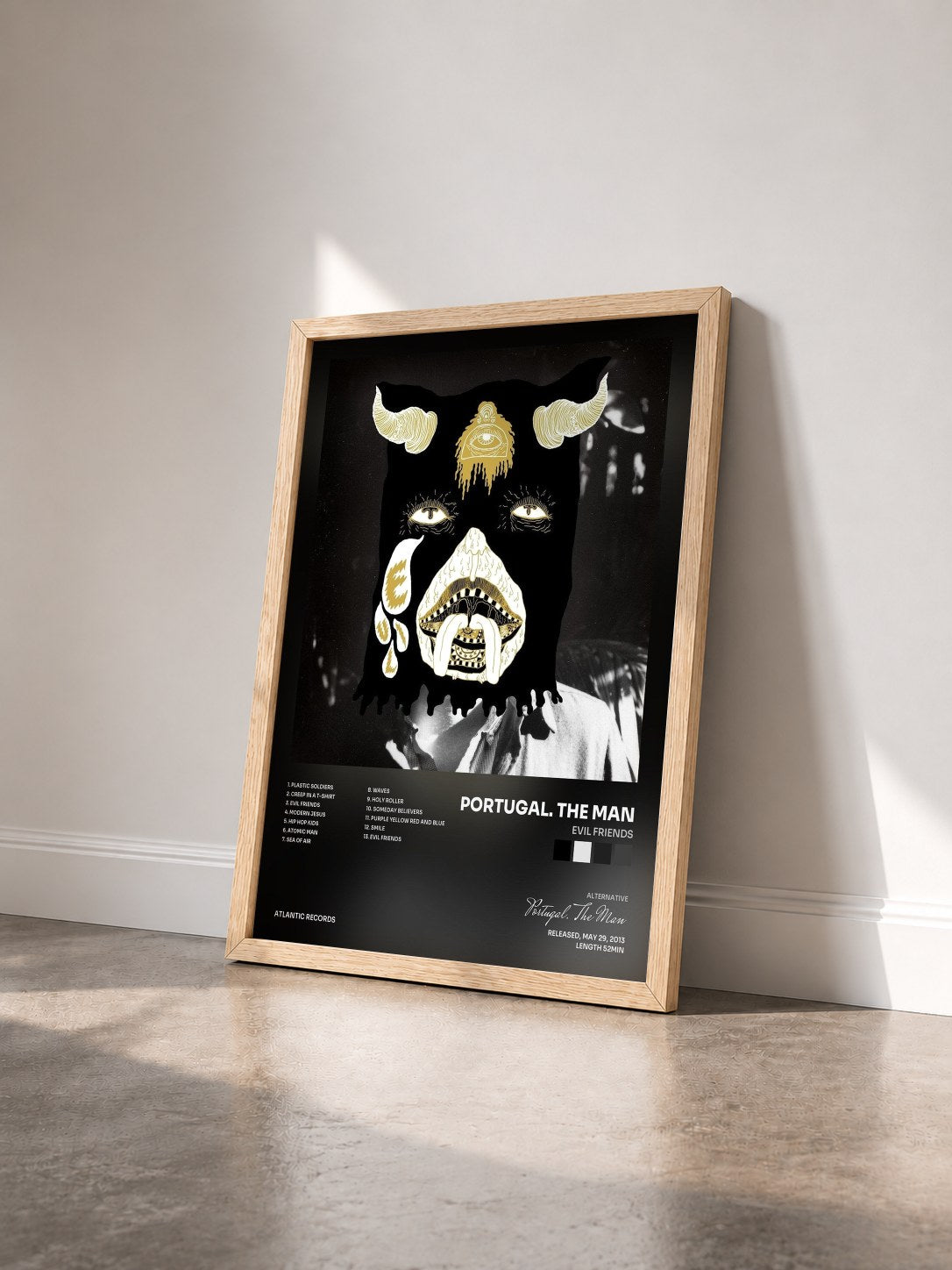 #bois Tableau de l'album Evil Friends de Portugal. The Man vu de trois quarts, cadre en bois brut