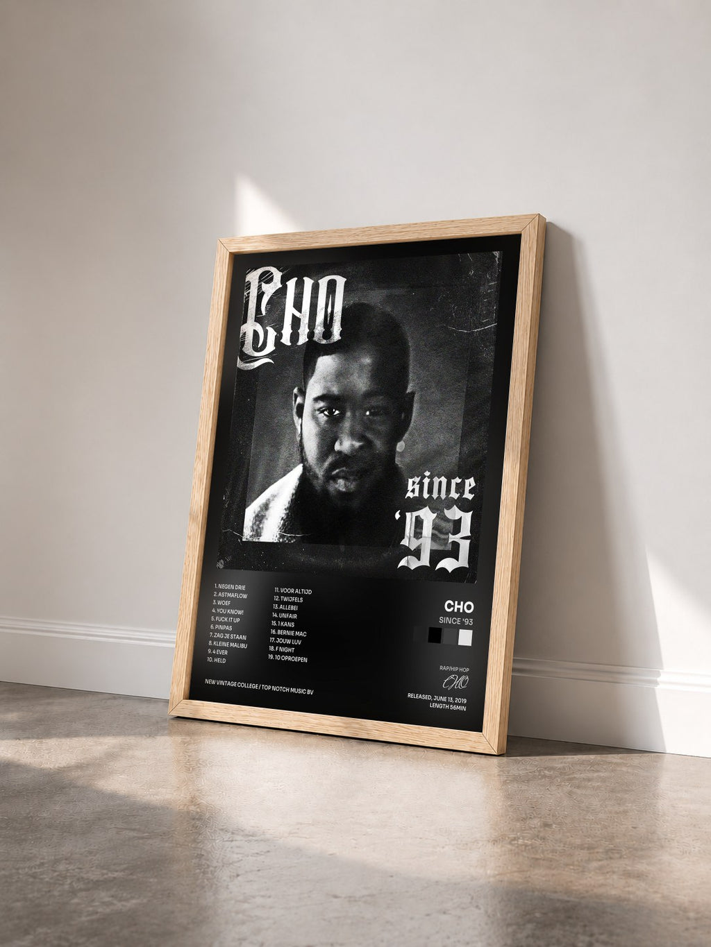 #bois Tableau de l'album SINCE '93 de CHO vu de trois quarts, cadre en bois brut