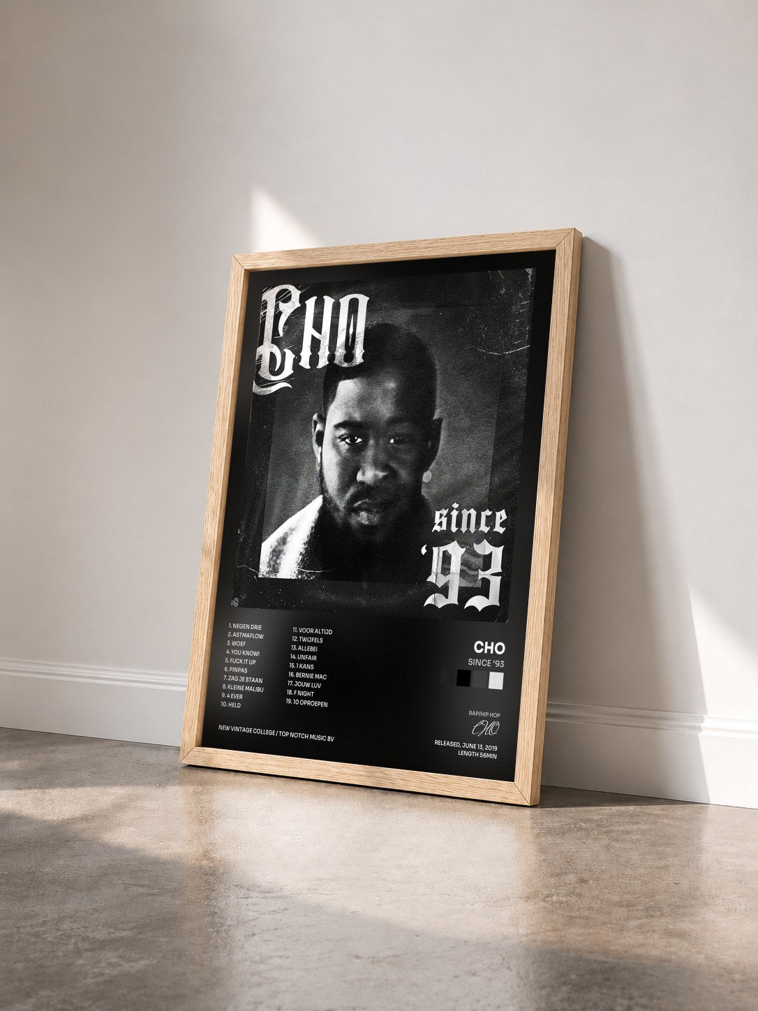#bois Tableau de l'album SINCE '93 de CHO vu de trois quarts, cadre en bois brut