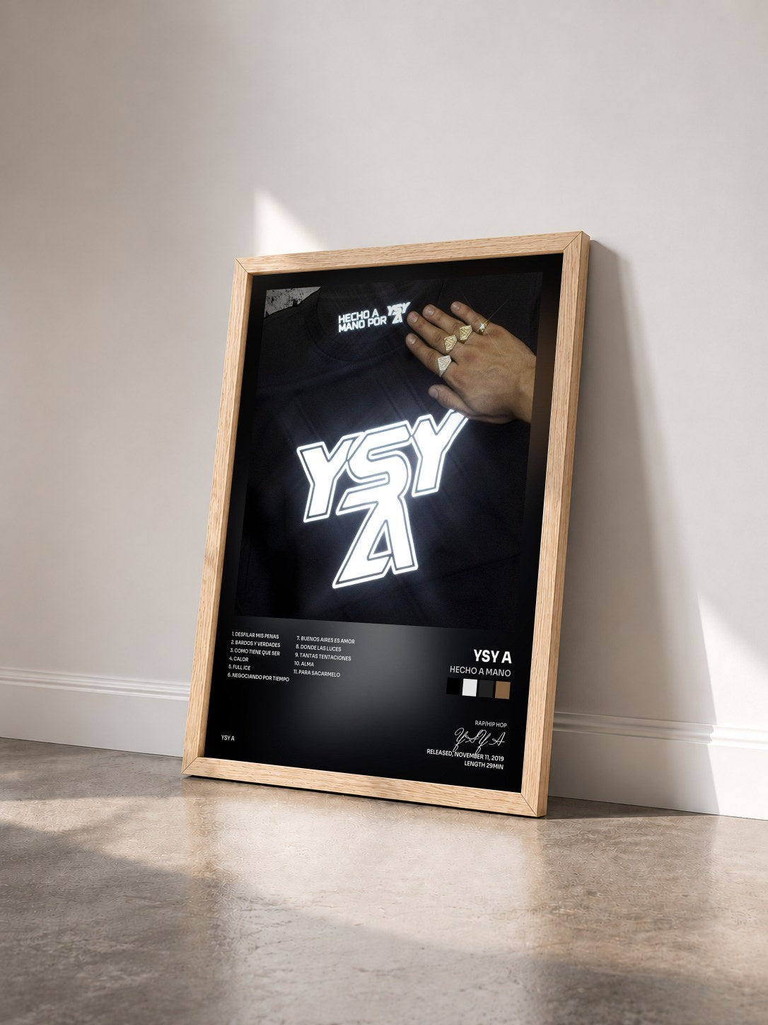 #bois Tableau de l'album HECHO A MANO de YSY A vu de trois quarts, cadre en bois brut