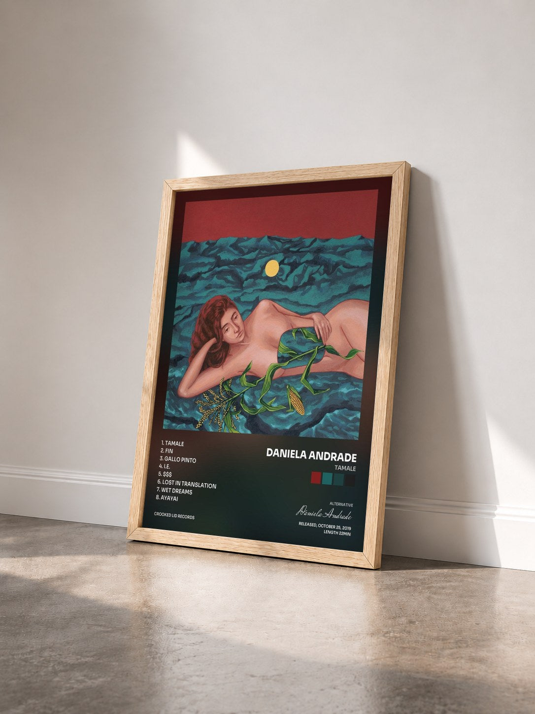 #bois Tableau de l'album Tamale de Daniela Andrade vu de trois quarts, cadre en bois brut