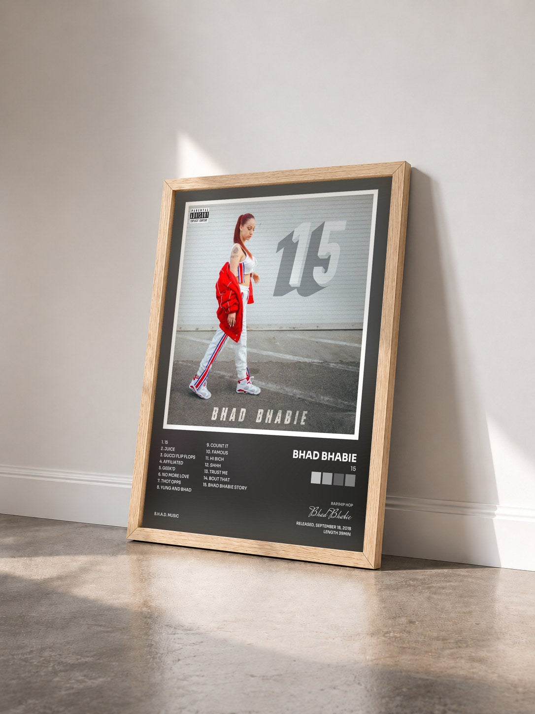 #bois Tableau de l'album 15 de Bhad Bhabie vu de trois quarts, cadre en bois brut