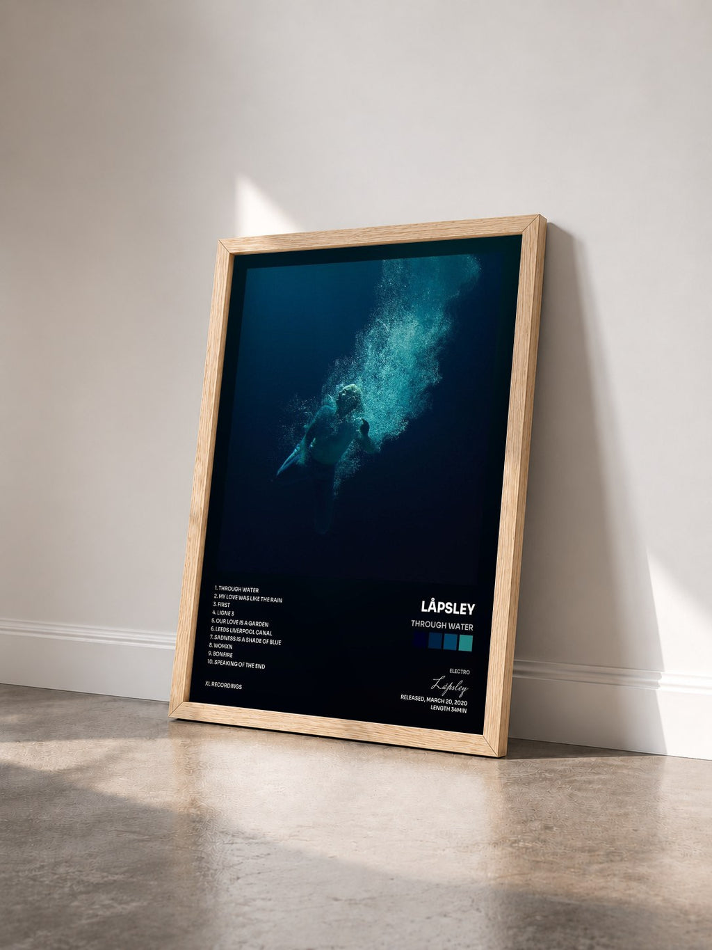 #bois Tableau de l'album Through Water de Låpsley vu de trois quarts, cadre en bois brut