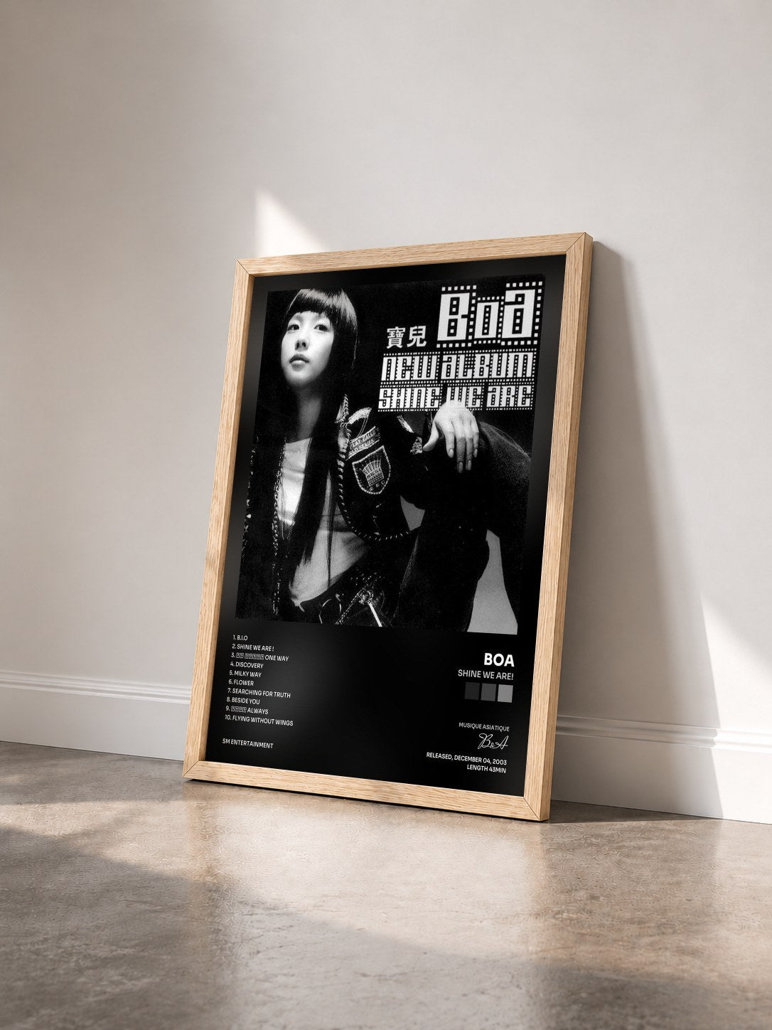 #bois Tableau de l'album Shine We Are! de BoA vu de trois quarts, cadre en bois brut