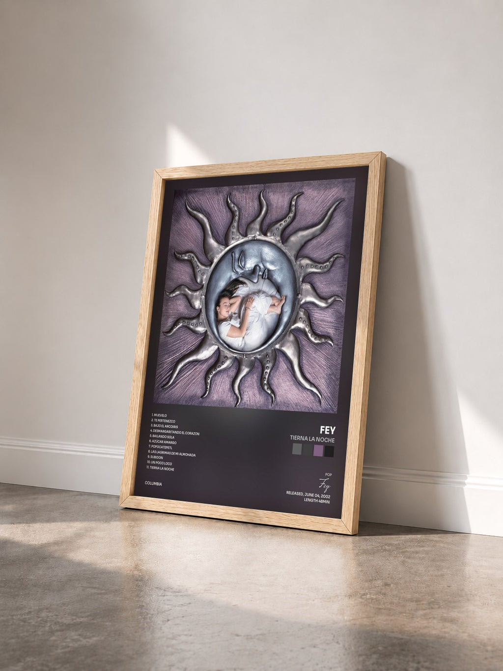 #bois Tableau de l'album Tierna La Noche de Fey vu de trois quarts, cadre en bois brut