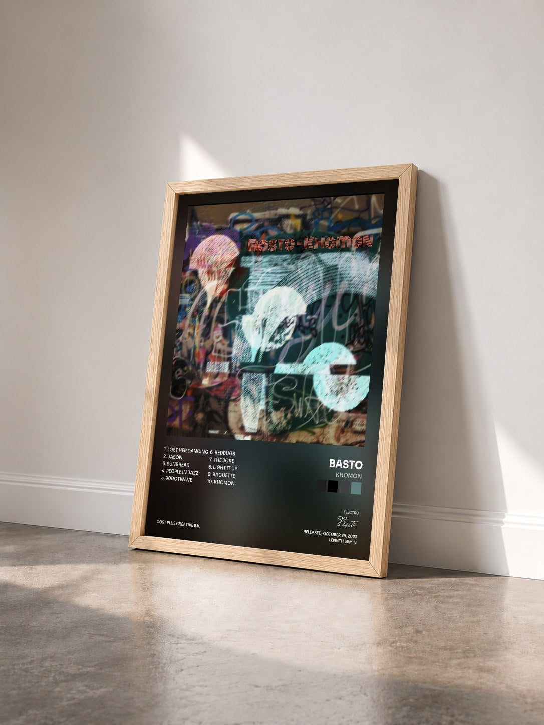 #bois Tableau de l'album Khomon de Basto vu de trois quarts, cadre en bois brut
