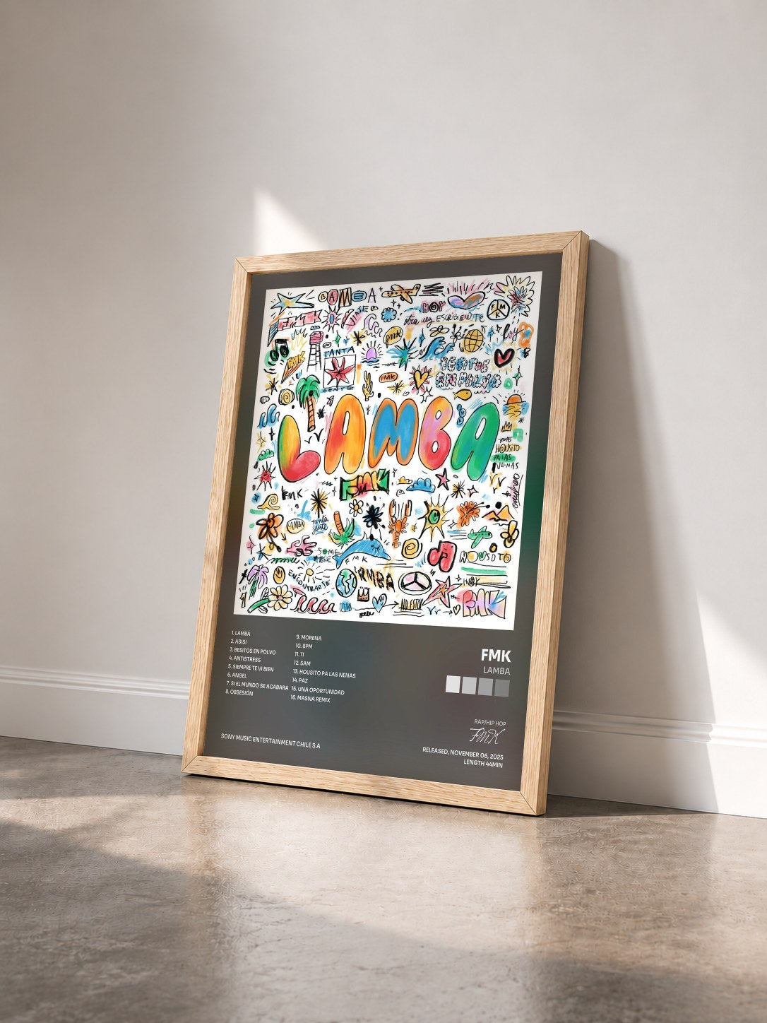 #bois Tableau de l'album LAMBA de FMK vu de trois quarts, cadre en bois brut
