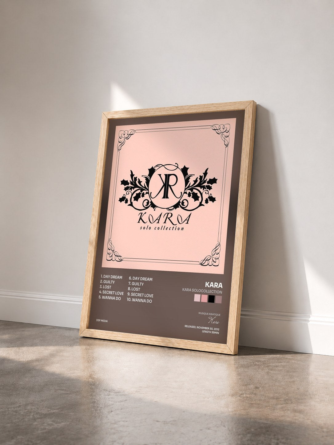 #bois Tableau de l'album KARA SoloCollection de Kara vu de trois quarts, cadre en bois brut