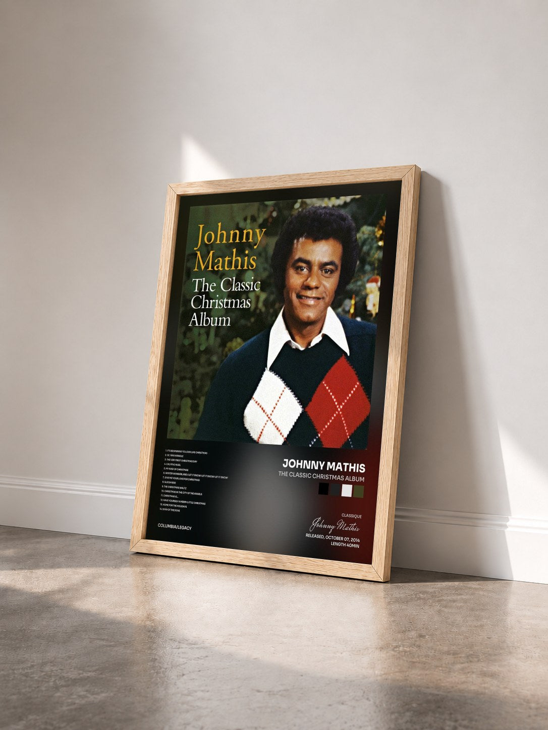 #bois Tableau de l'album The Classic Christmas Album de Johnny Mathis vu de trois quarts, cadre en bois brut