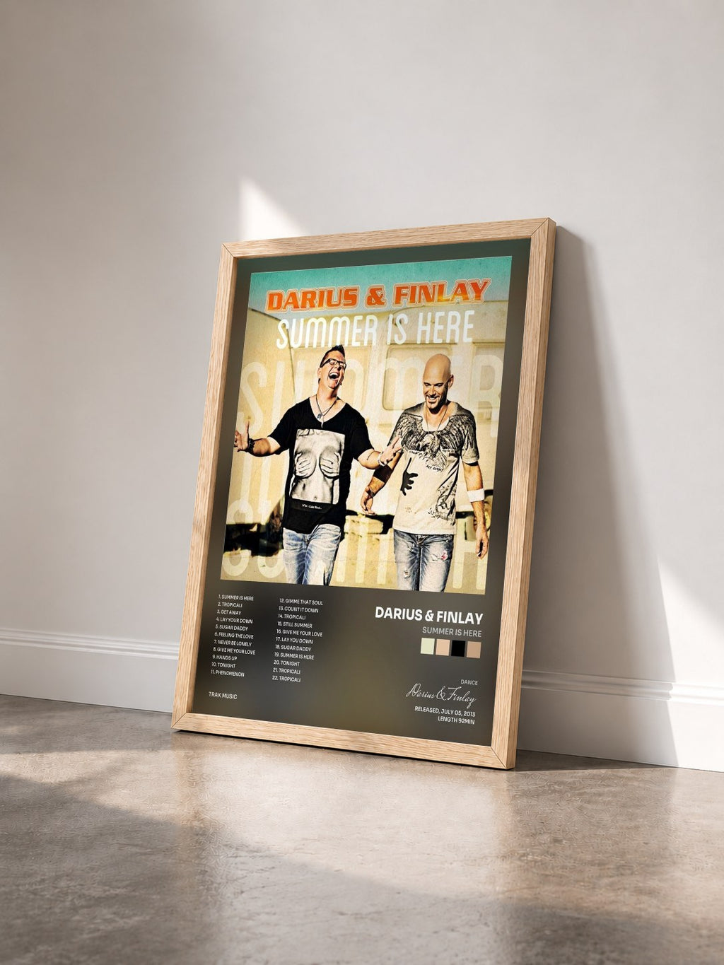 #bois Tableau de l'album Summer Is Here de Darius & Finlay vu de trois quarts, cadre en bois brut