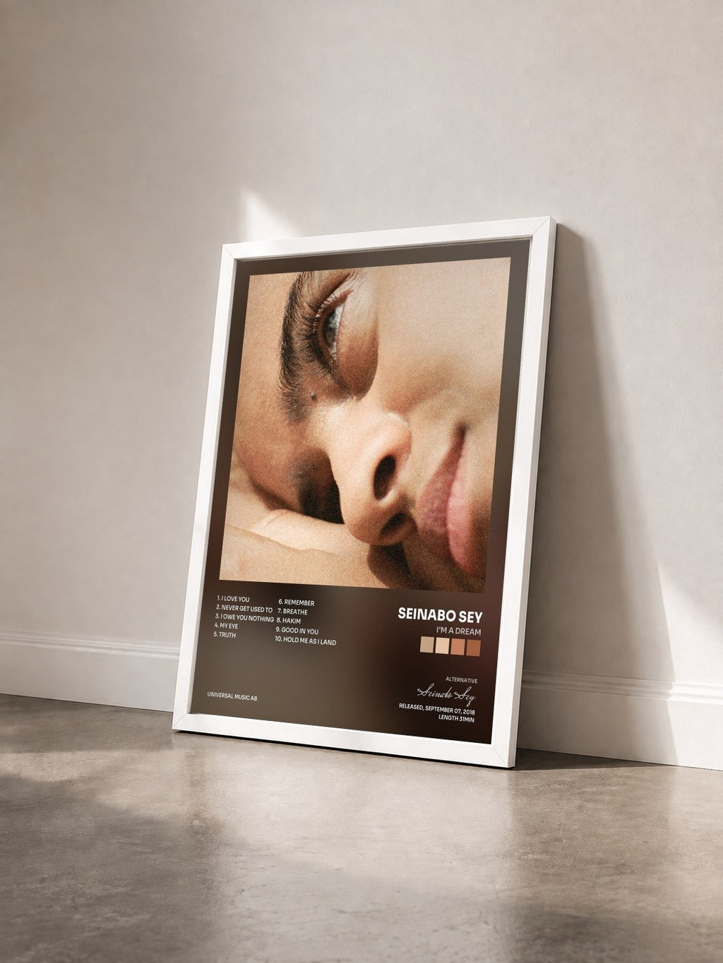 #blanc Tableau de l'album I'm A Dream de Seinabo Sey vu de trois quarts, cadre blanc