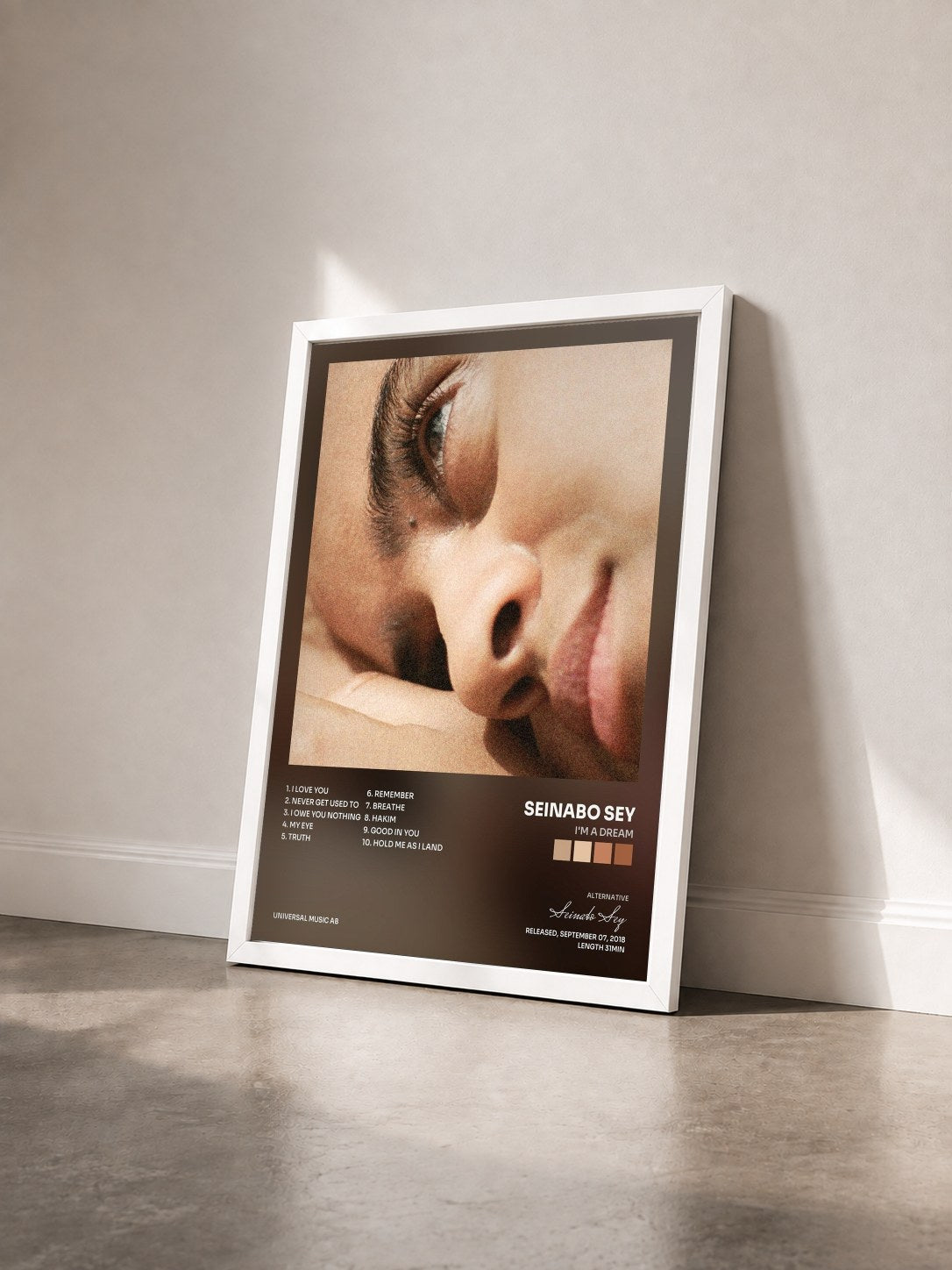 #blanc Tableau de l'album I'm A Dream de Seinabo Sey vu de trois quarts, cadre blanc