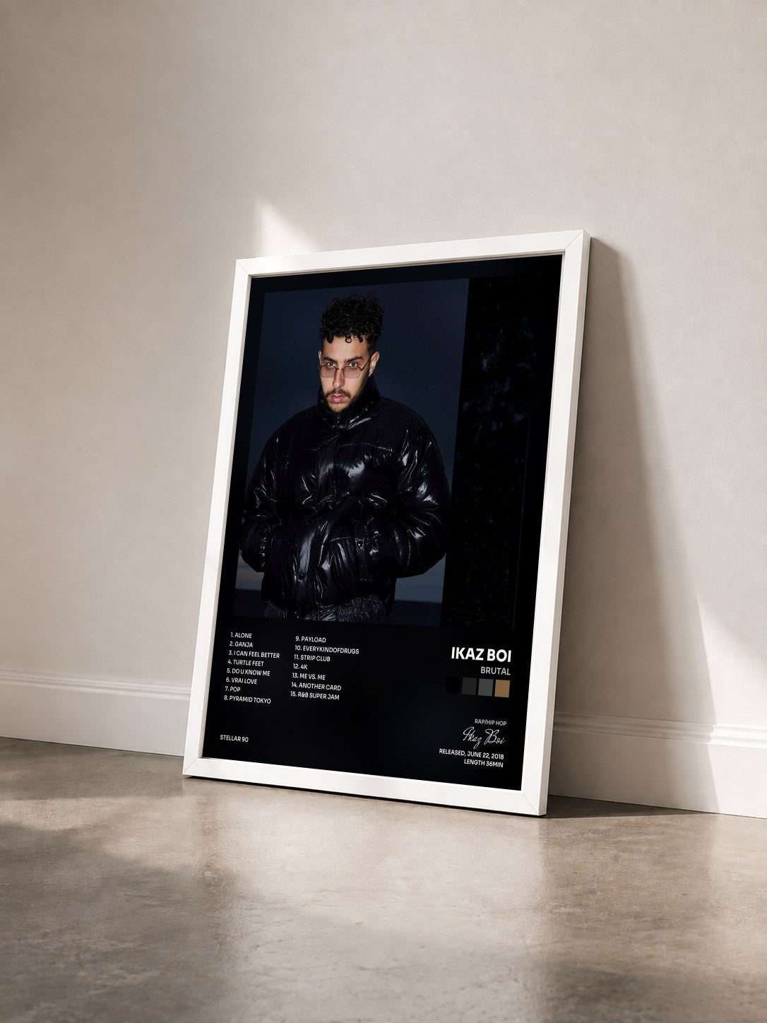 #blanc Tableau de l'album Brutal de Ikaz Boi vu de trois quarts, cadre blanc