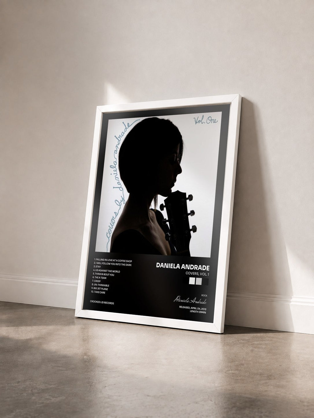 #blanc Tableau de l'album Covers, Vol. 1 de Daniela Andrade vu de trois quarts, cadre blanc