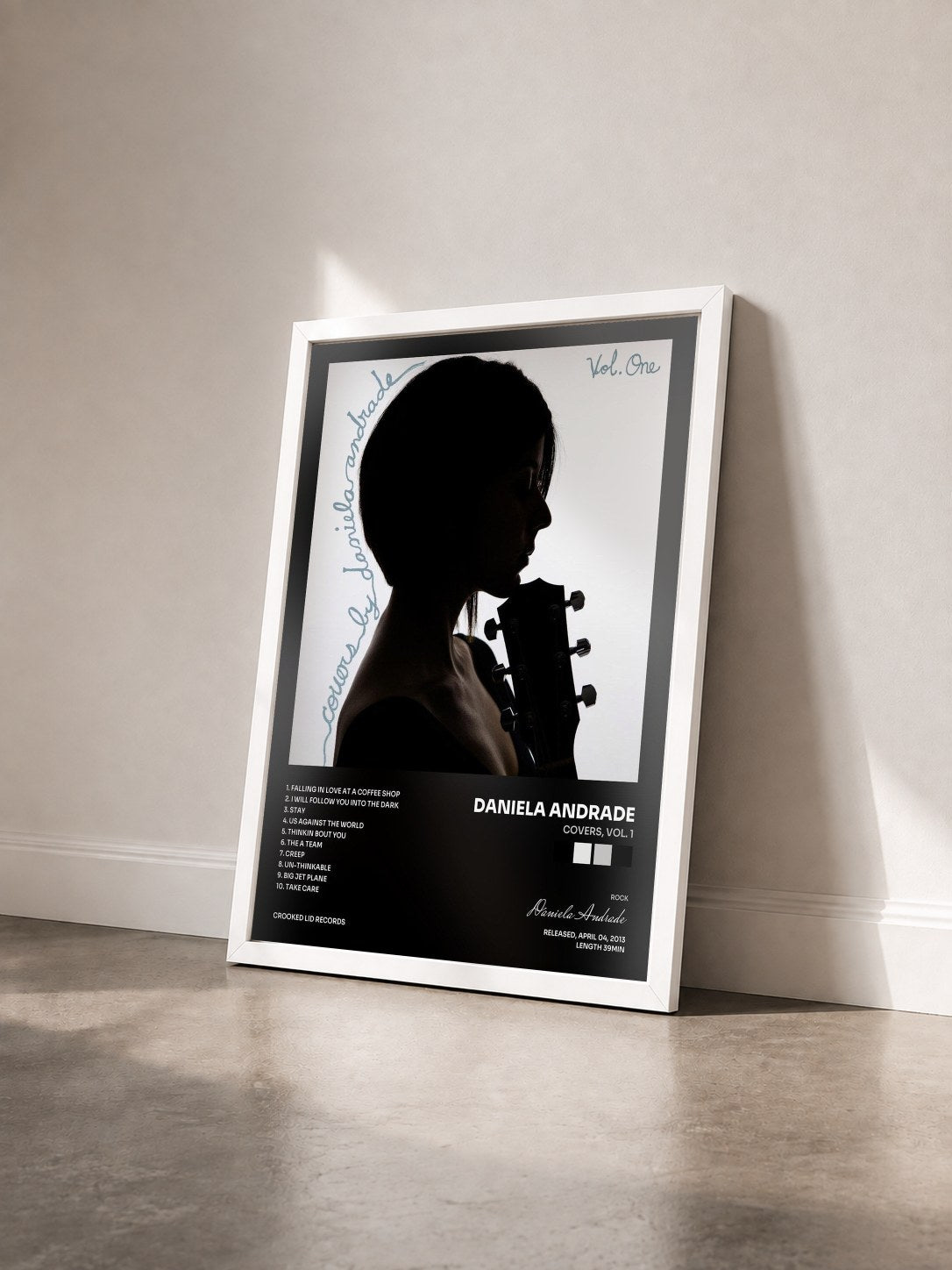 #blanc Tableau de l'album Covers, Vol. 1 de Daniela Andrade vu de trois quarts, cadre blanc