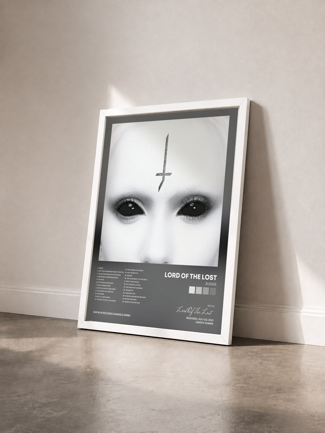#blanc Tableau de l'album Judas de Lord Of The Lost vu de trois quarts, cadre blanc
