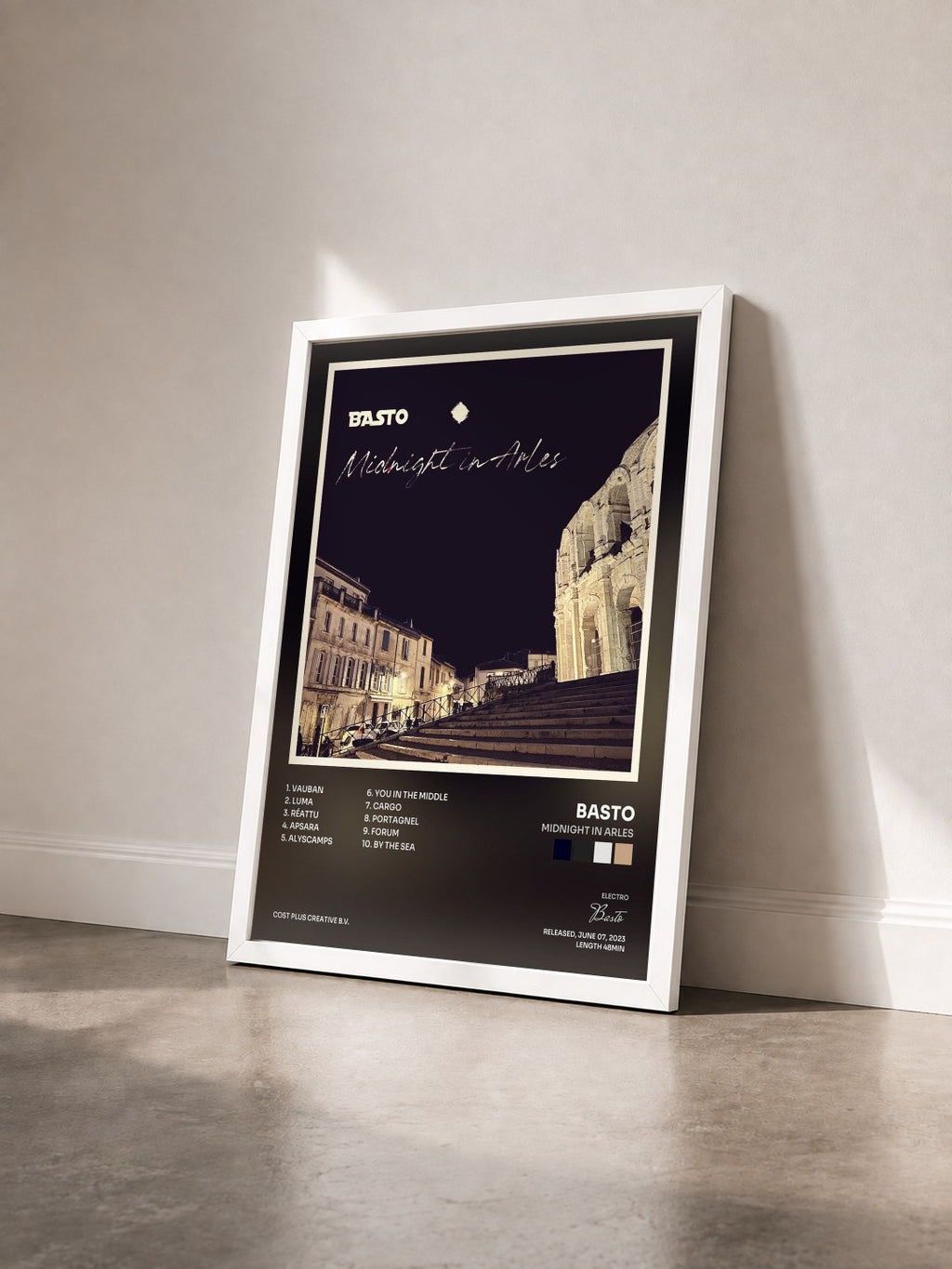 #blanc Tableau de l'album Midnight in Arles de Basto vu de trois quarts, cadre blanc