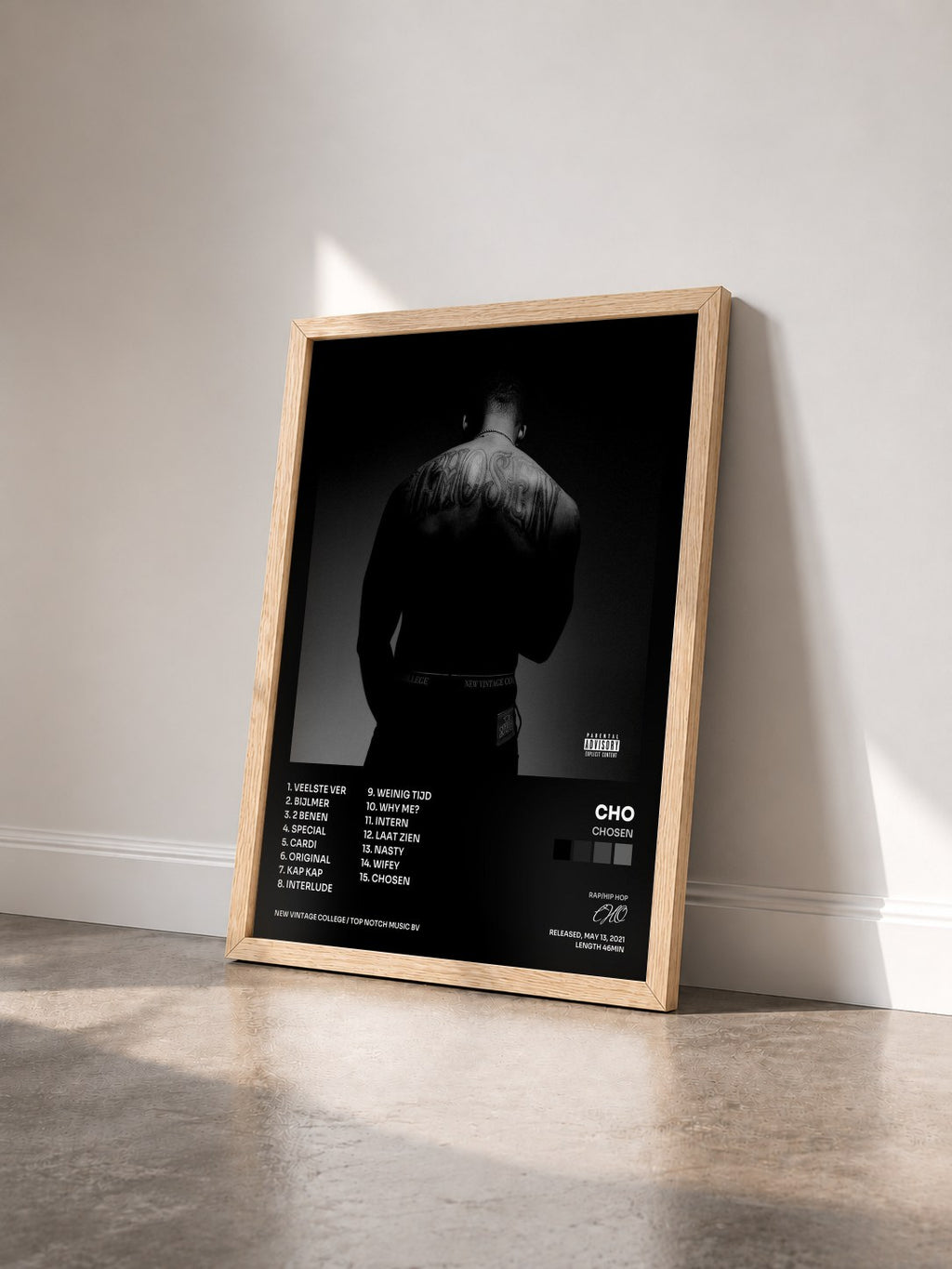 #bois Tableau de l'album CHOSEN de CHO vu de trois quarts, cadre en bois brut