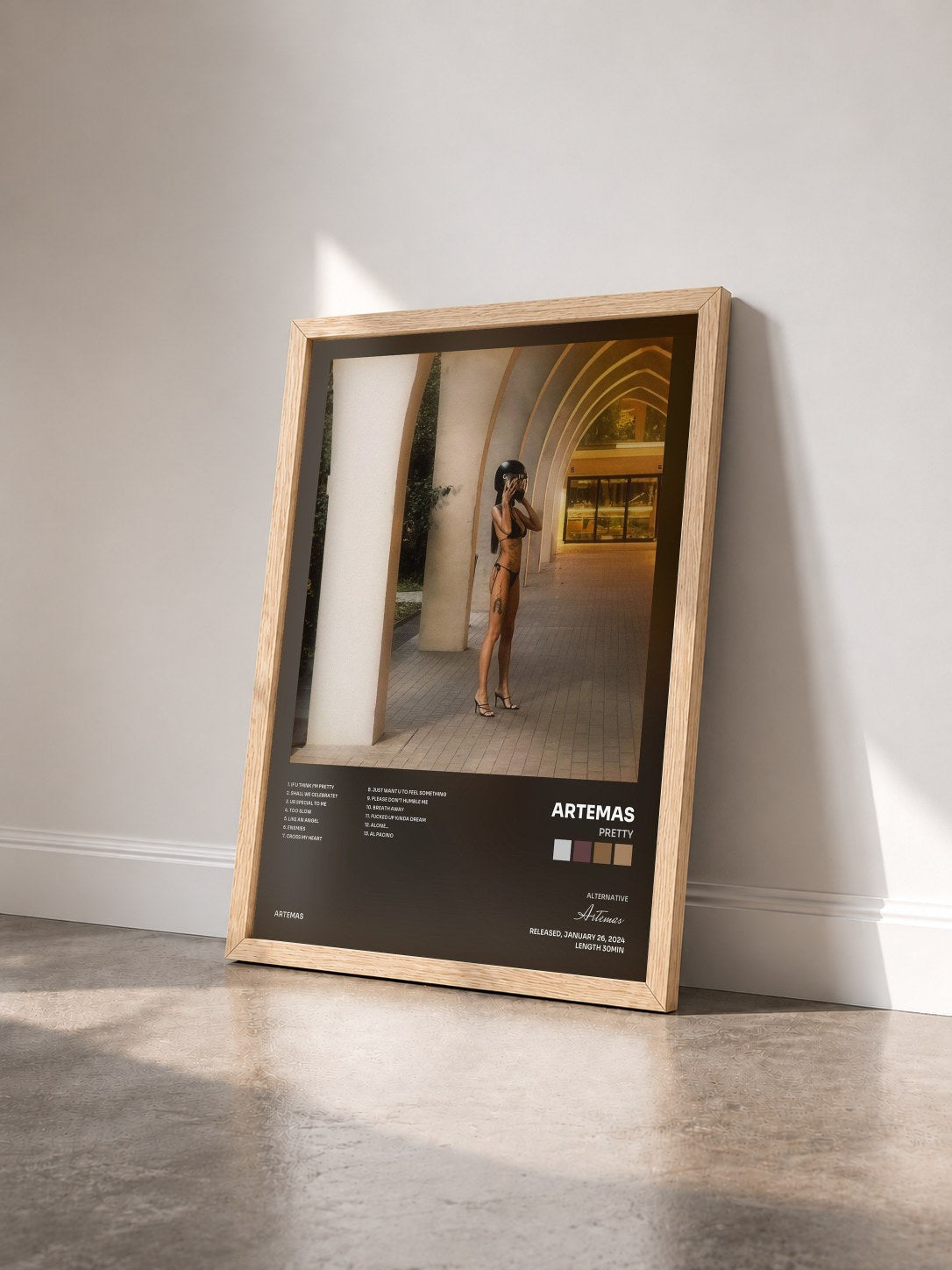 #bois Tableau de l'album pretty de Artemas vu de trois quarts, cadre en bois brut