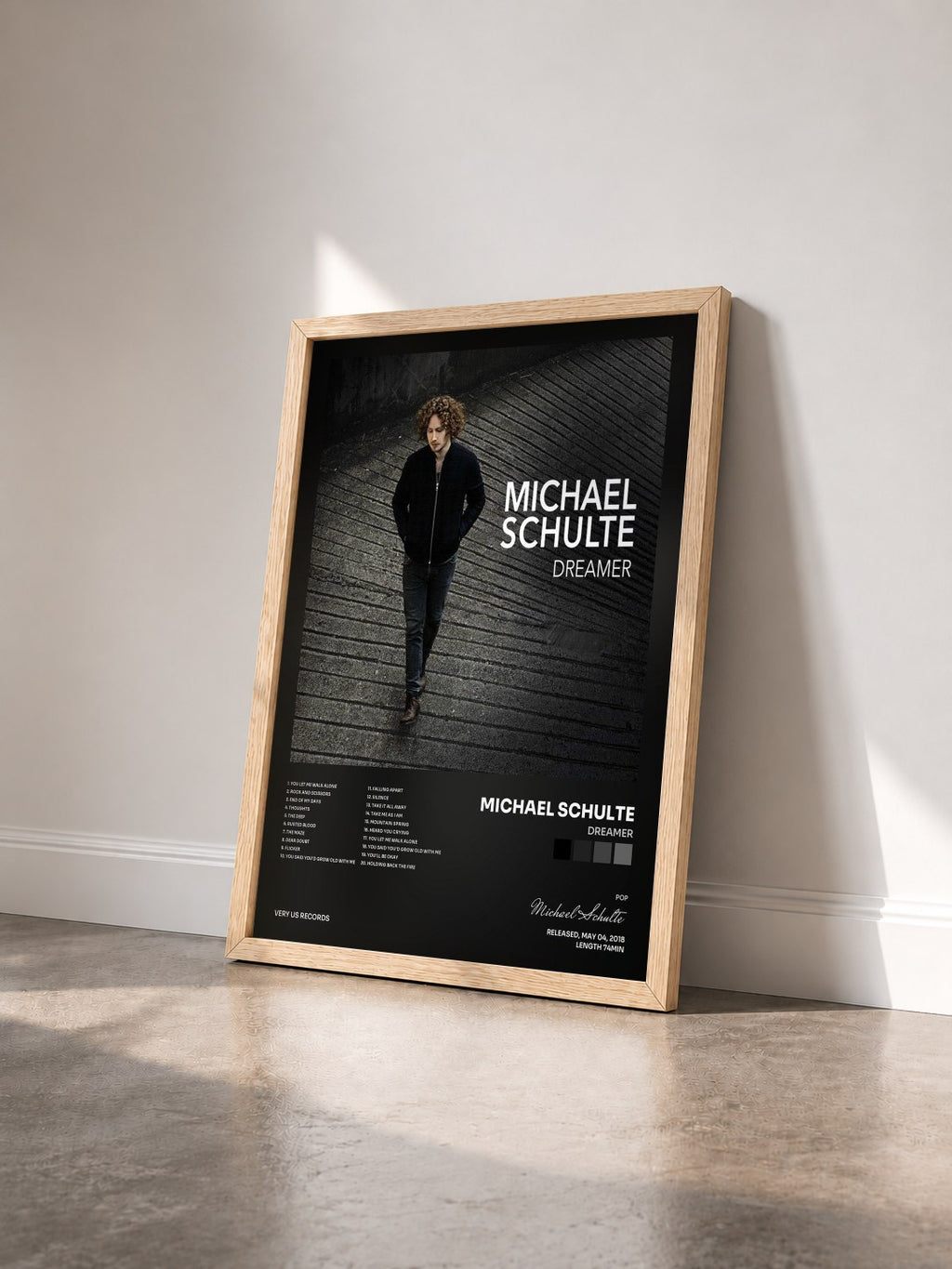 #bois Tableau de l'album Dreamer de Michael Schulte vu de trois quarts, cadre en bois brut