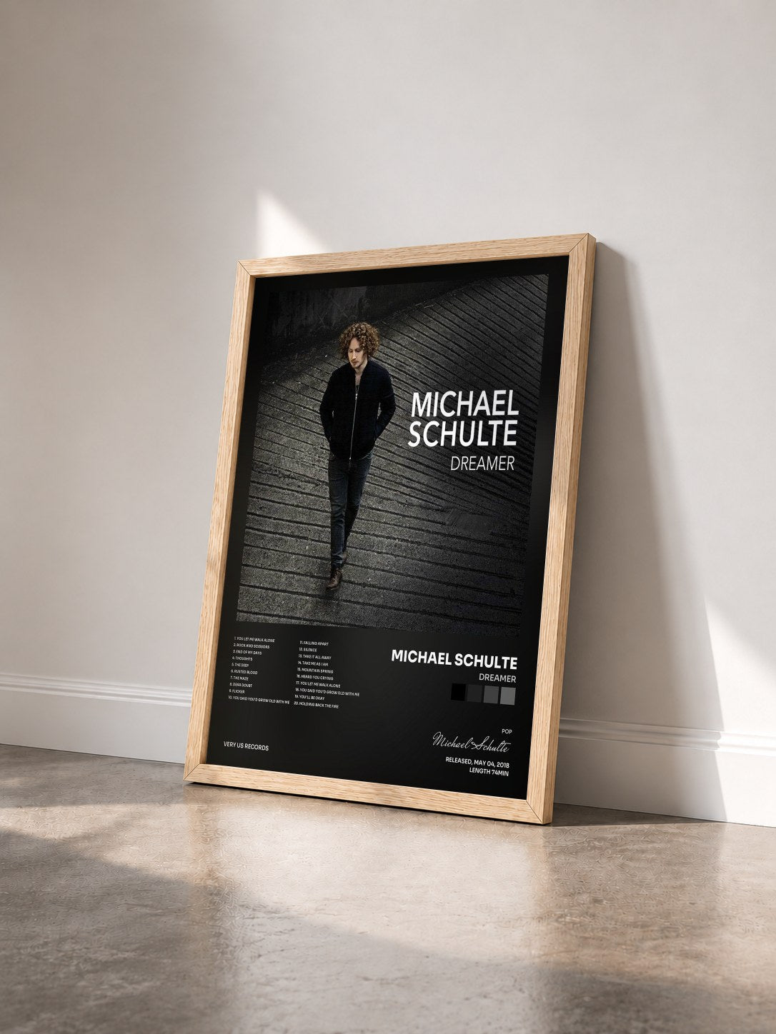 #bois Tableau de l'album Dreamer de Michael Schulte vu de trois quarts, cadre en bois brut