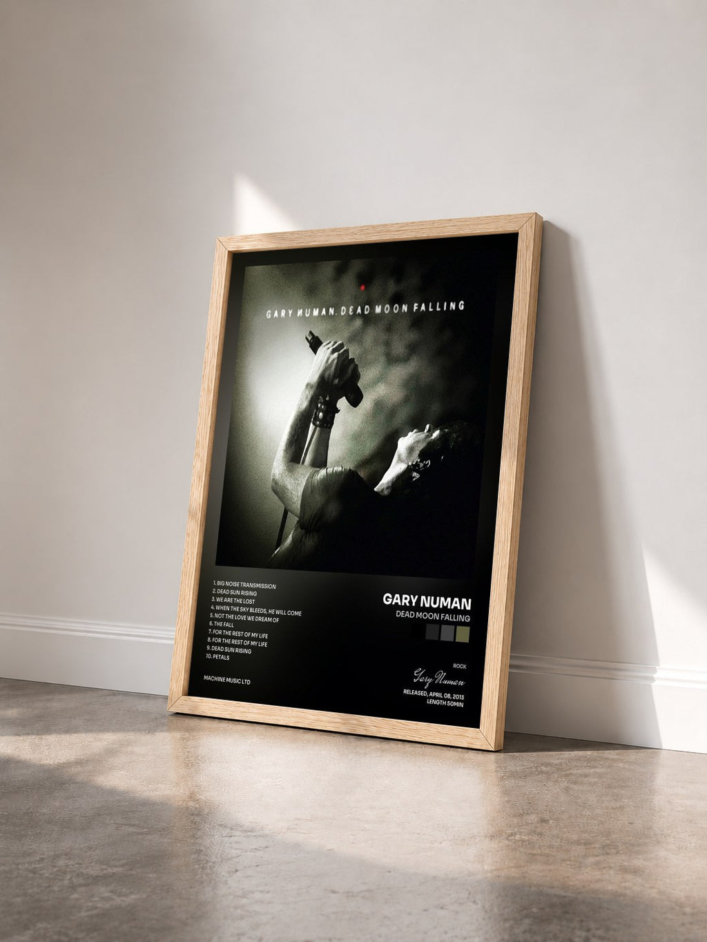 #bois Tableau de l'album Dead Moon Falling de Gary Numan vu de trois quarts, cadre en bois brut