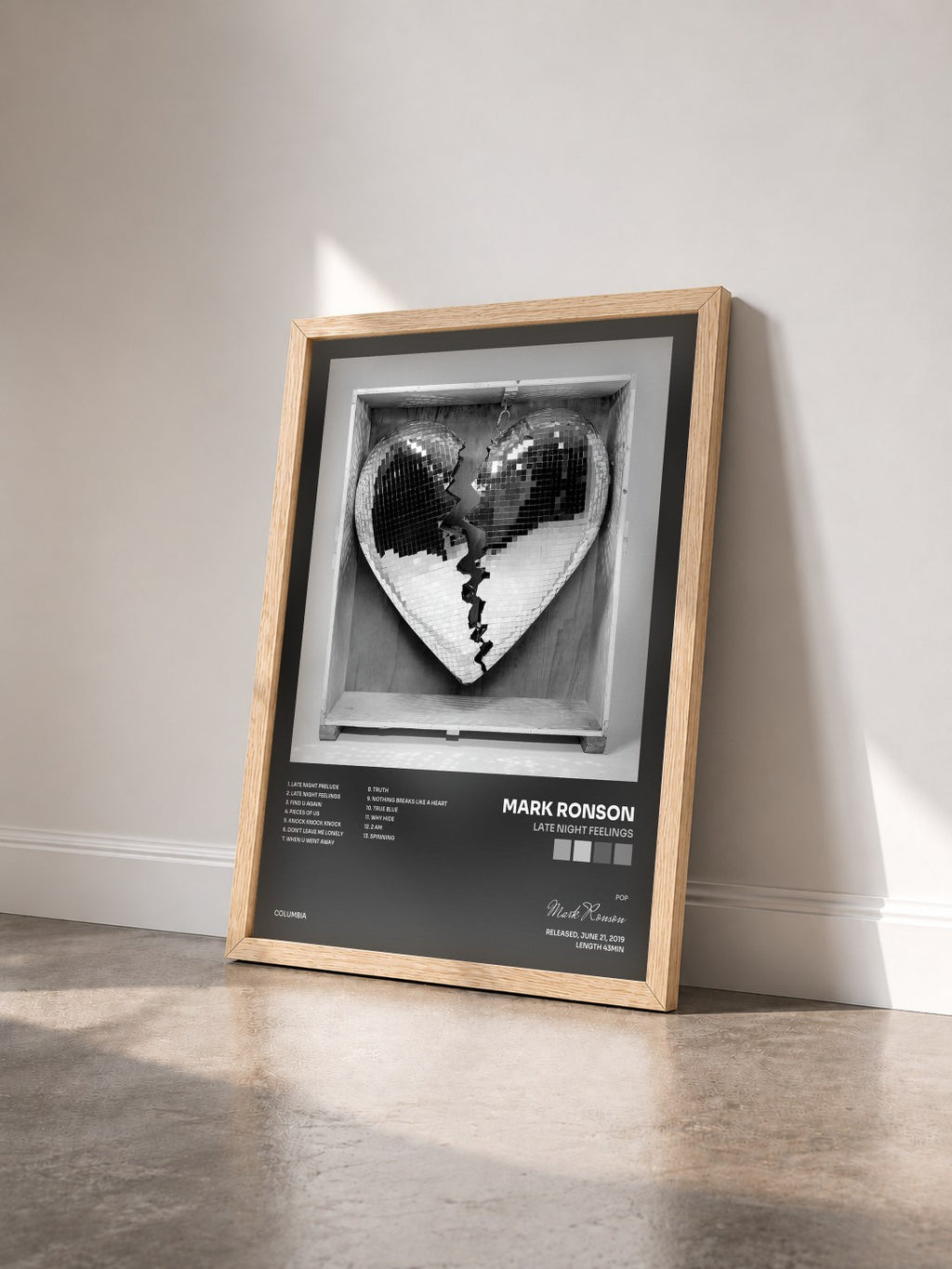 #bois Tableau de l'album Late Night Feelings de Mark Ronson vu de trois quarts, cadre en bois brut