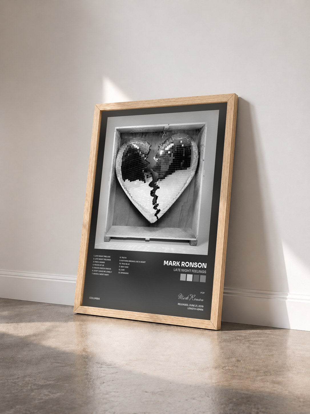 #bois Tableau de l'album Late Night Feelings de Mark Ronson vu de trois quarts, cadre en bois brut