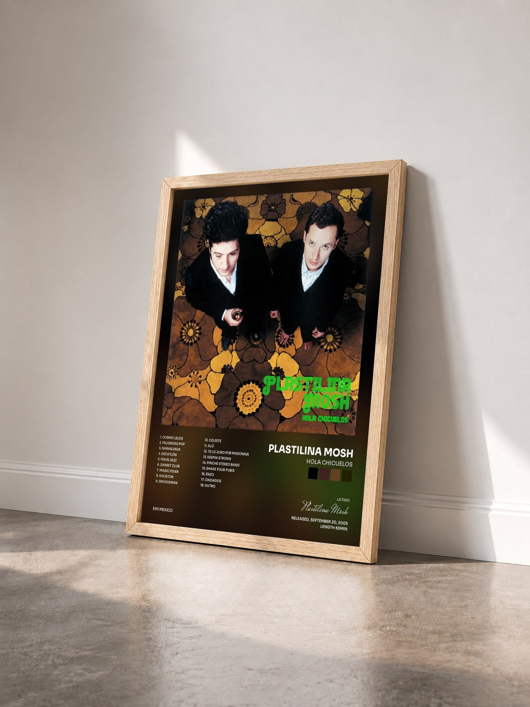 #bois Tableau de l'album Hola Chicuelos de Plastilina Mosh vu de trois quarts, cadre en bois brut
