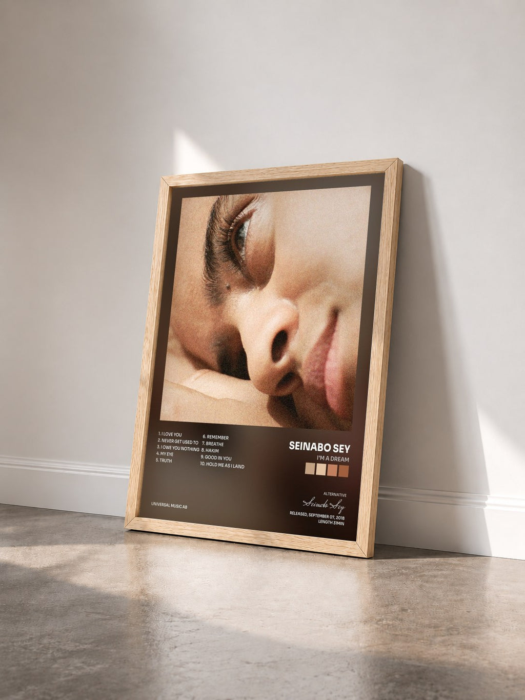 #bois Tableau de l'album I'm A Dream de Seinabo Sey vu de trois quarts, cadre en bois brut