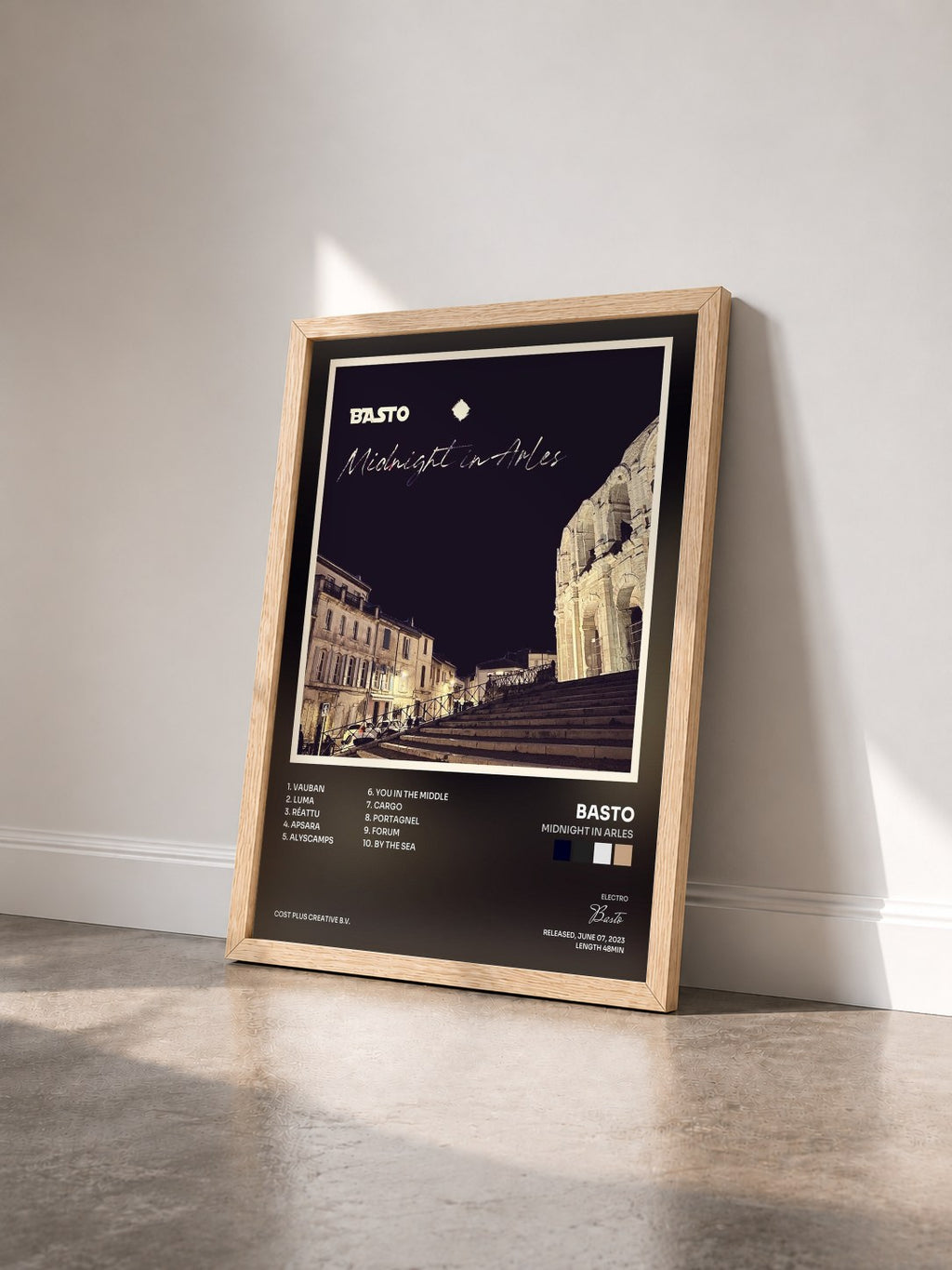 #bois Tableau de l'album Midnight in Arles de Basto vu de trois quarts, cadre en bois brut